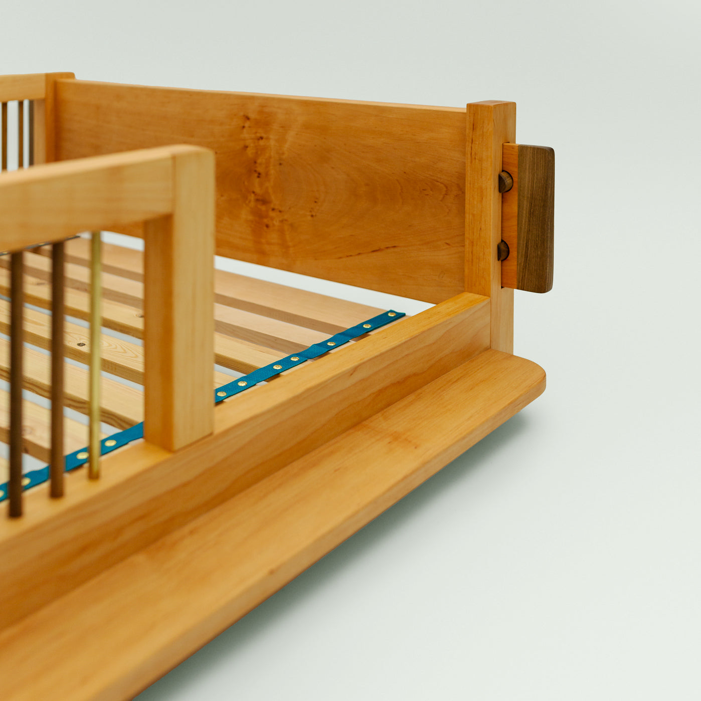 seitliche Ansicht vom niedrigen Einstieg von dem Montessorie Vollholz Bett "Liam" der Marke mimikry aus Leipzig