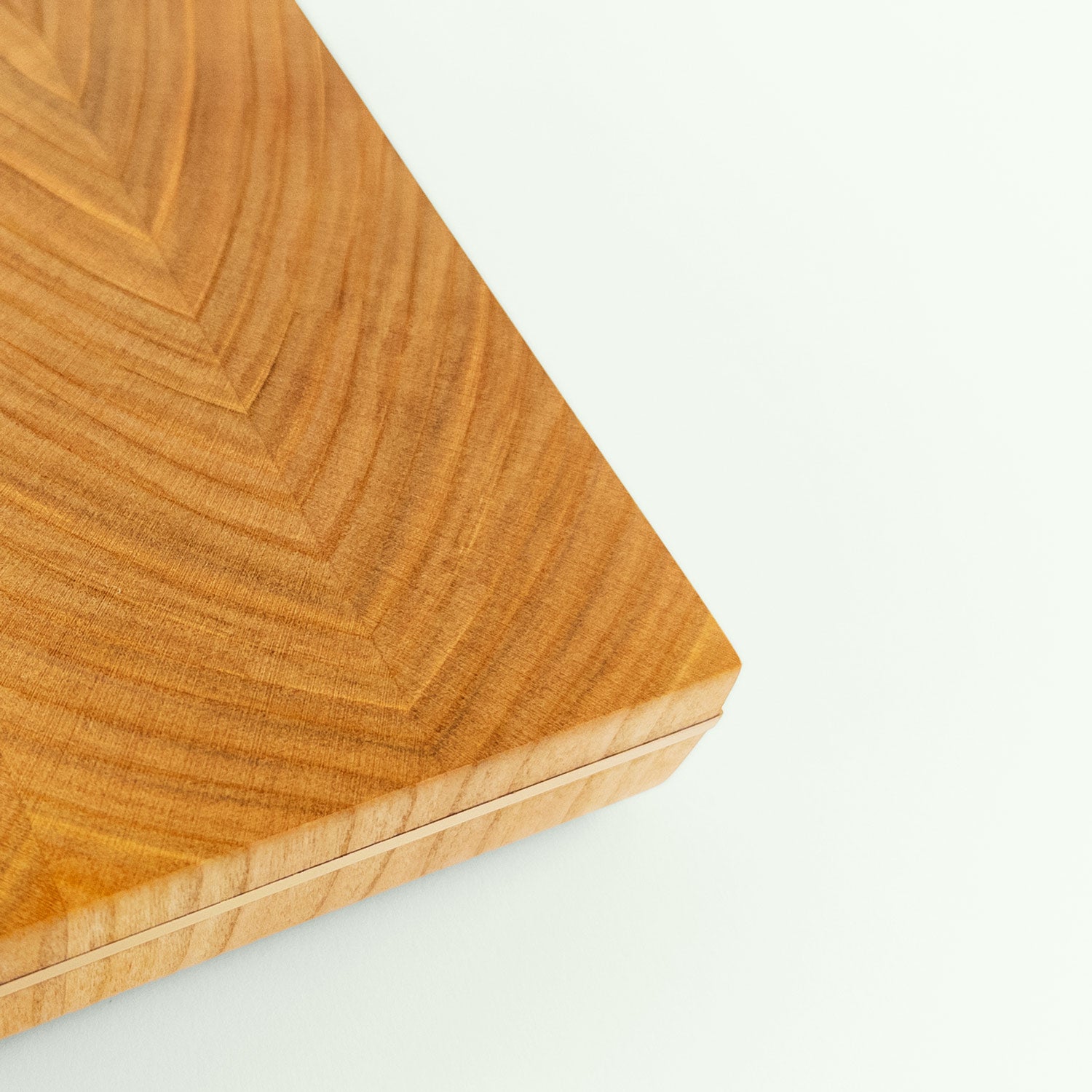 Detailaufnahme der Ecke des Hirnholz Schneidebrett von der Marke mimikry aus Leipzig