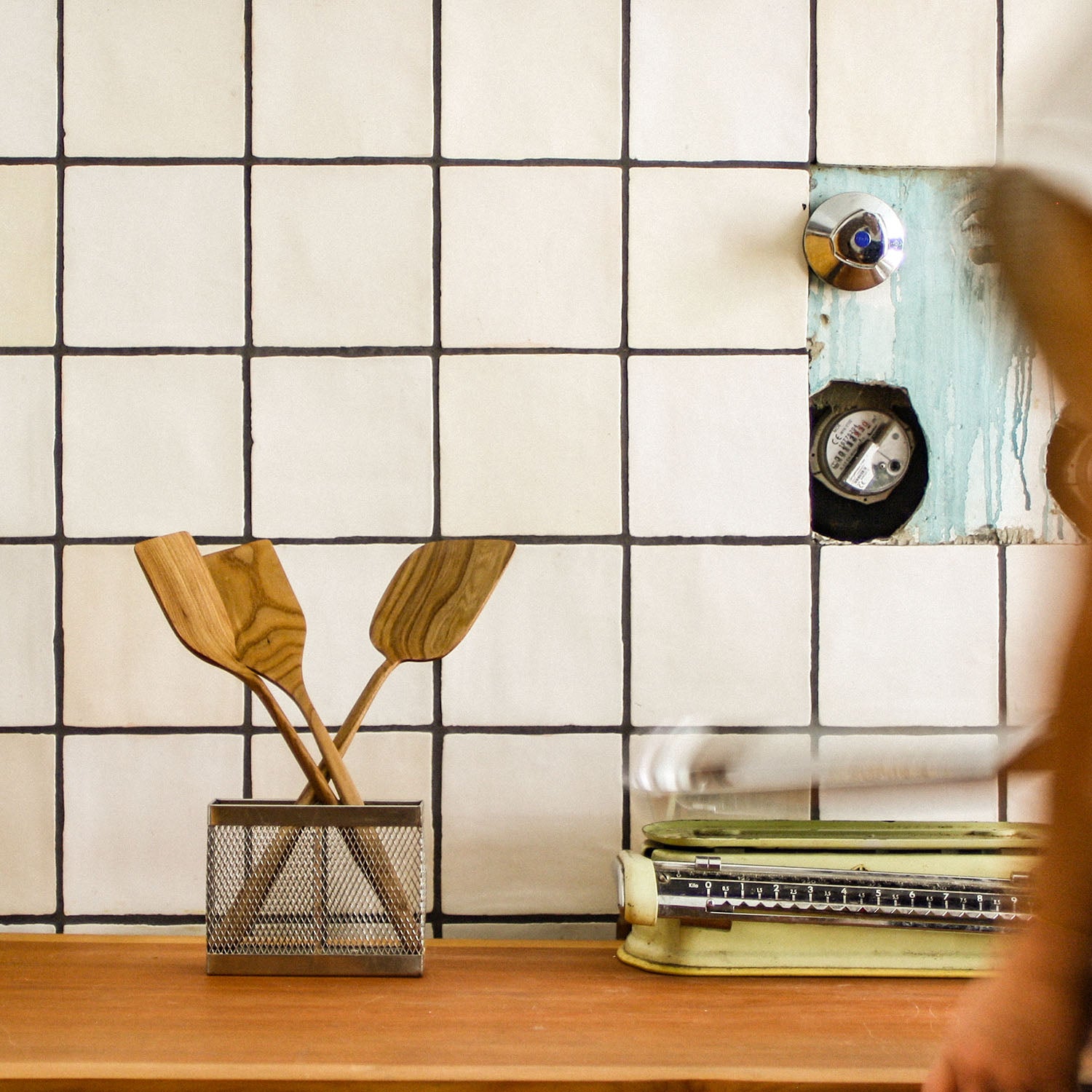 Ahorn , Kirsche und Ulme - regionale Holzarten für Nachhaltigkeit - Die Kombination aus handgemachter Fertigung und japanischem Design verleiht diesem Pfannenwender eine besondere Ästhetik und Eleganz, die ihn zu einem unverzichtbaren Küchenutensil machen.