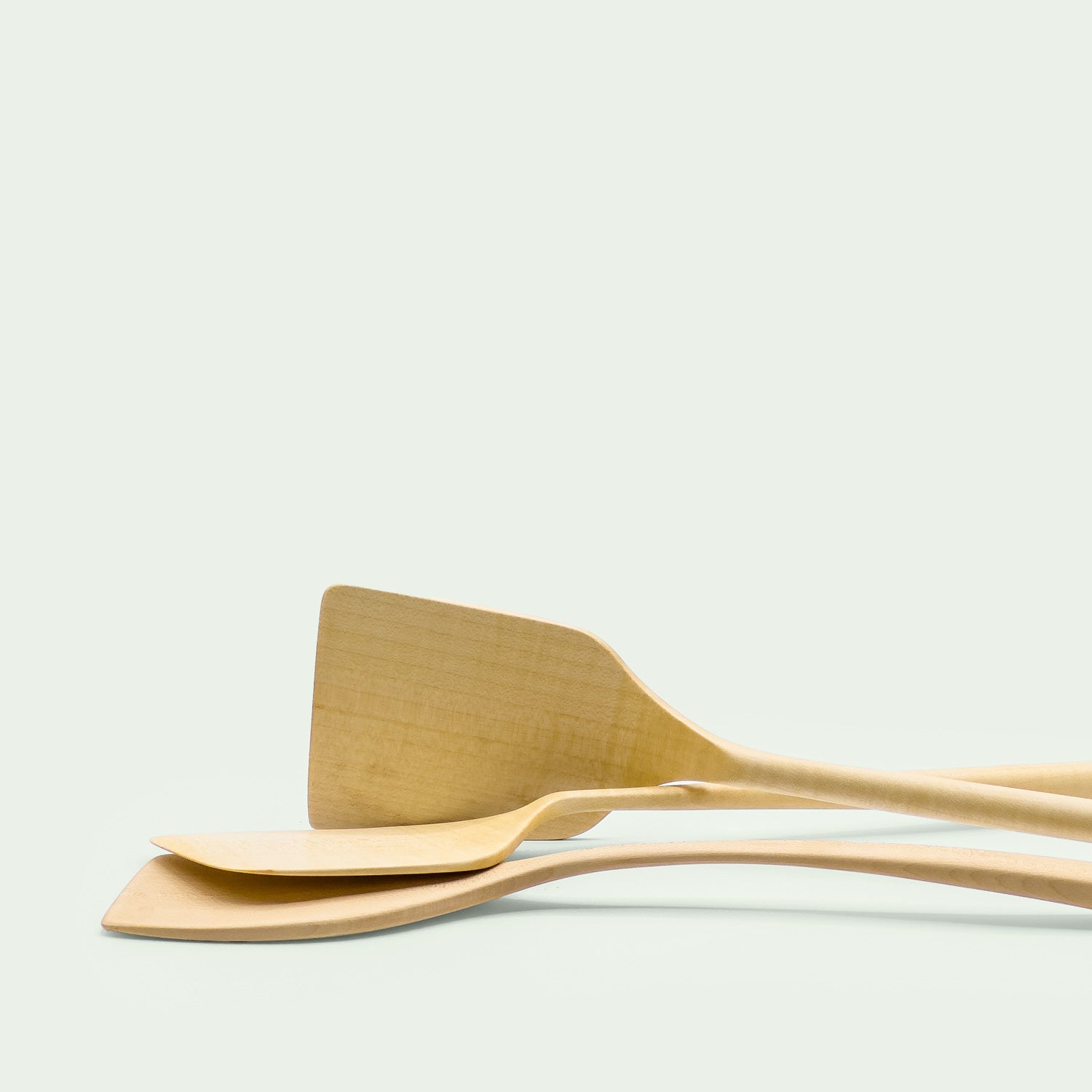 liegende Detailaufnahme des Pfannenwender Set, gefertigt aus Ahornholz, von der Marke mimikry aus Leipzig