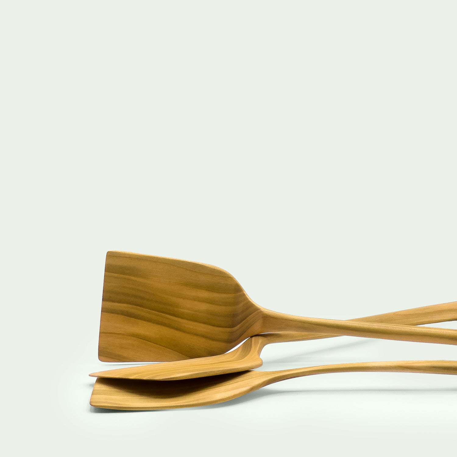 liegende Detailaufnahme des Pfannenwender Set, gefertigt aus Kirschholz, von der Marke mimikry aus Leipzig