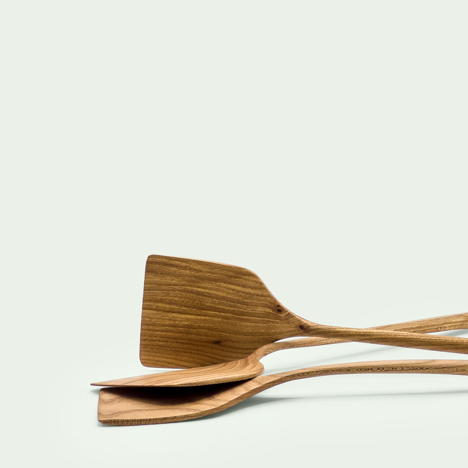 liegende Detailaufnahme des Pfannenwender Set, gefertigt aus Rüster, von der Marke mimikry aus Leipzig