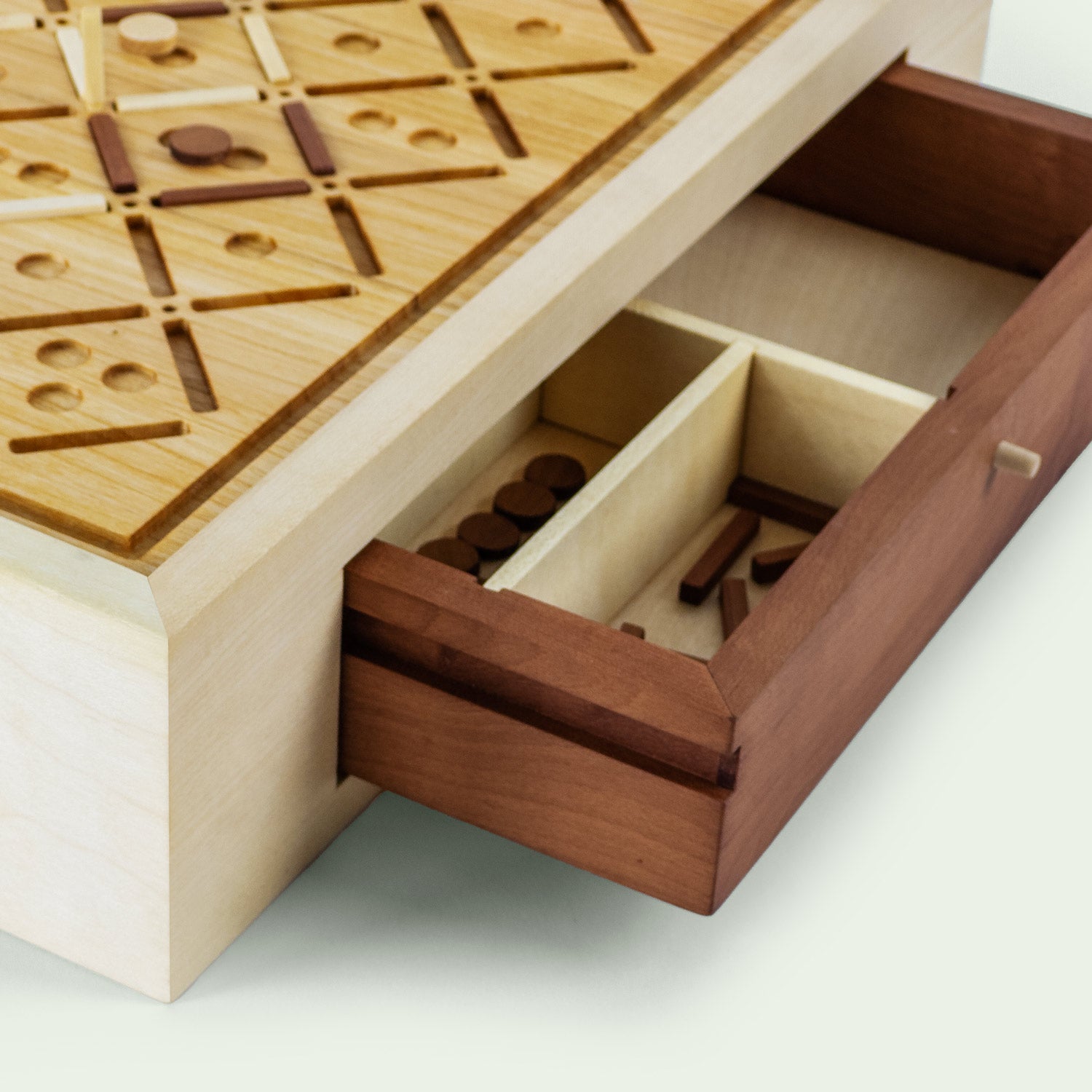 Geöffnete Schublade des Vollholz Spieles "Squix" von Marius Uminski