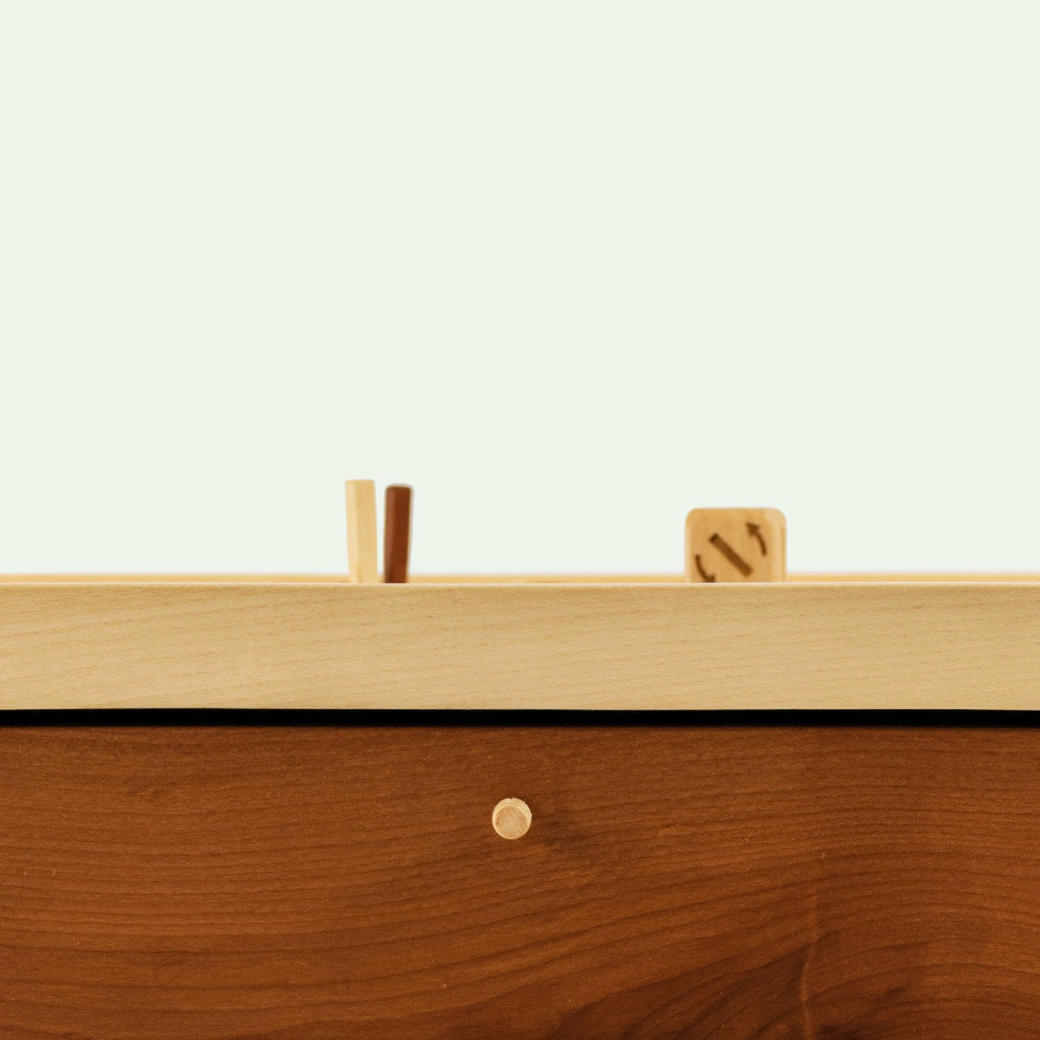 Flache Sicht über das Spielfeld des Vollholz Brettspieles "Squix" von Marius Uminski