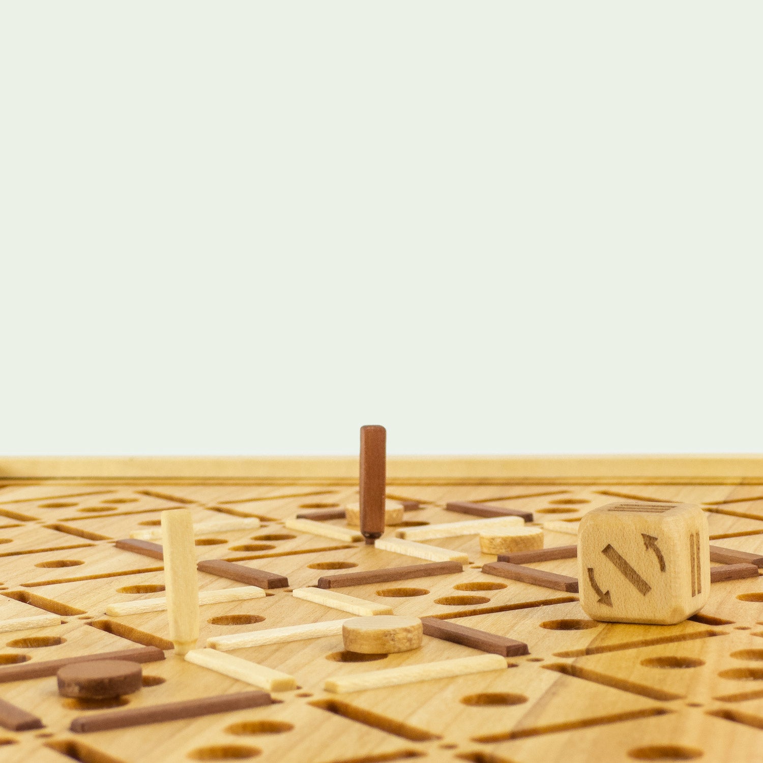 Flache Sicht über das Spielfeld des Vollholz Brettspieles "Squix" von Marius Uminski