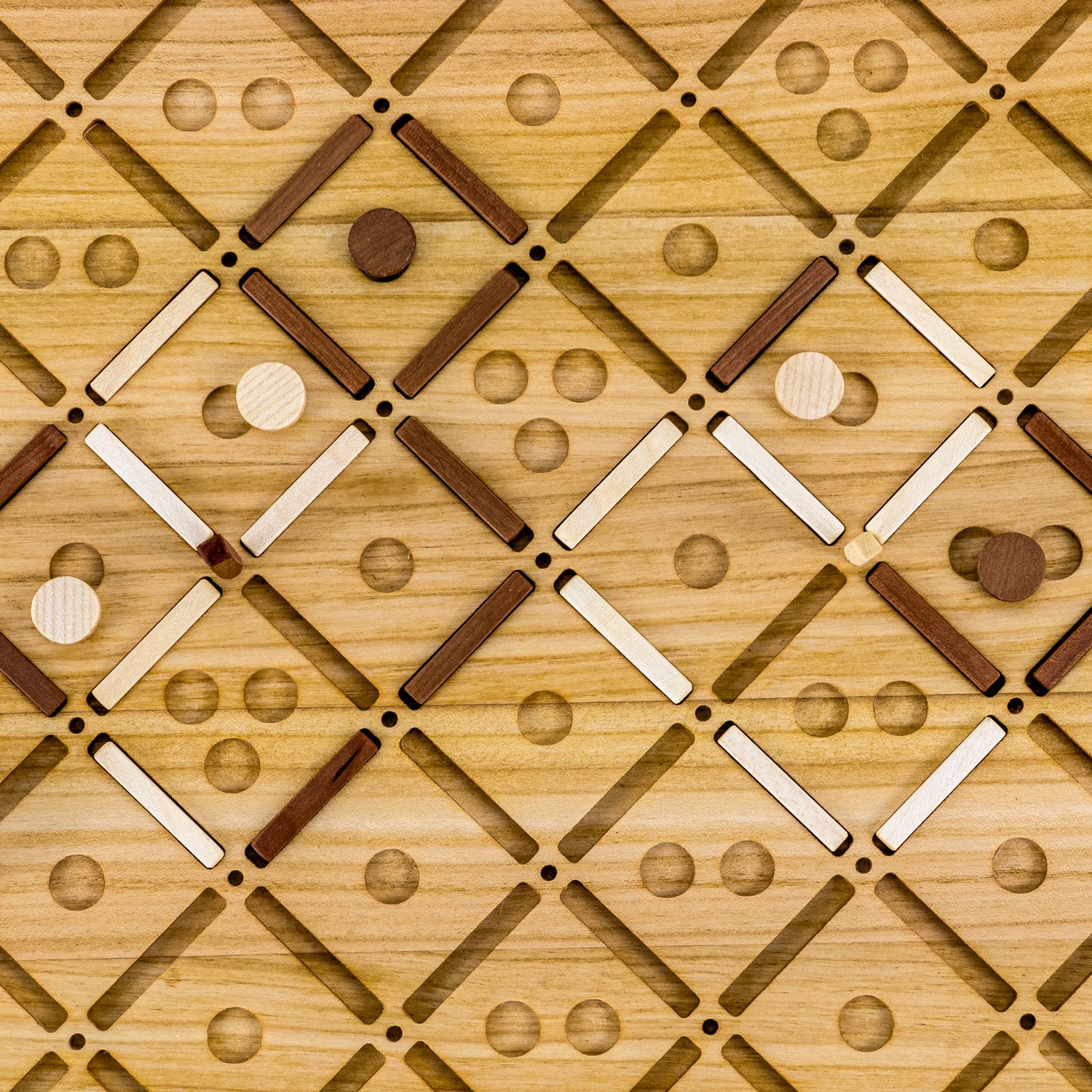 Detailaufnahme Brettspiel "Squix", geometrische Muster mit hellen und dunklen Legesteinen