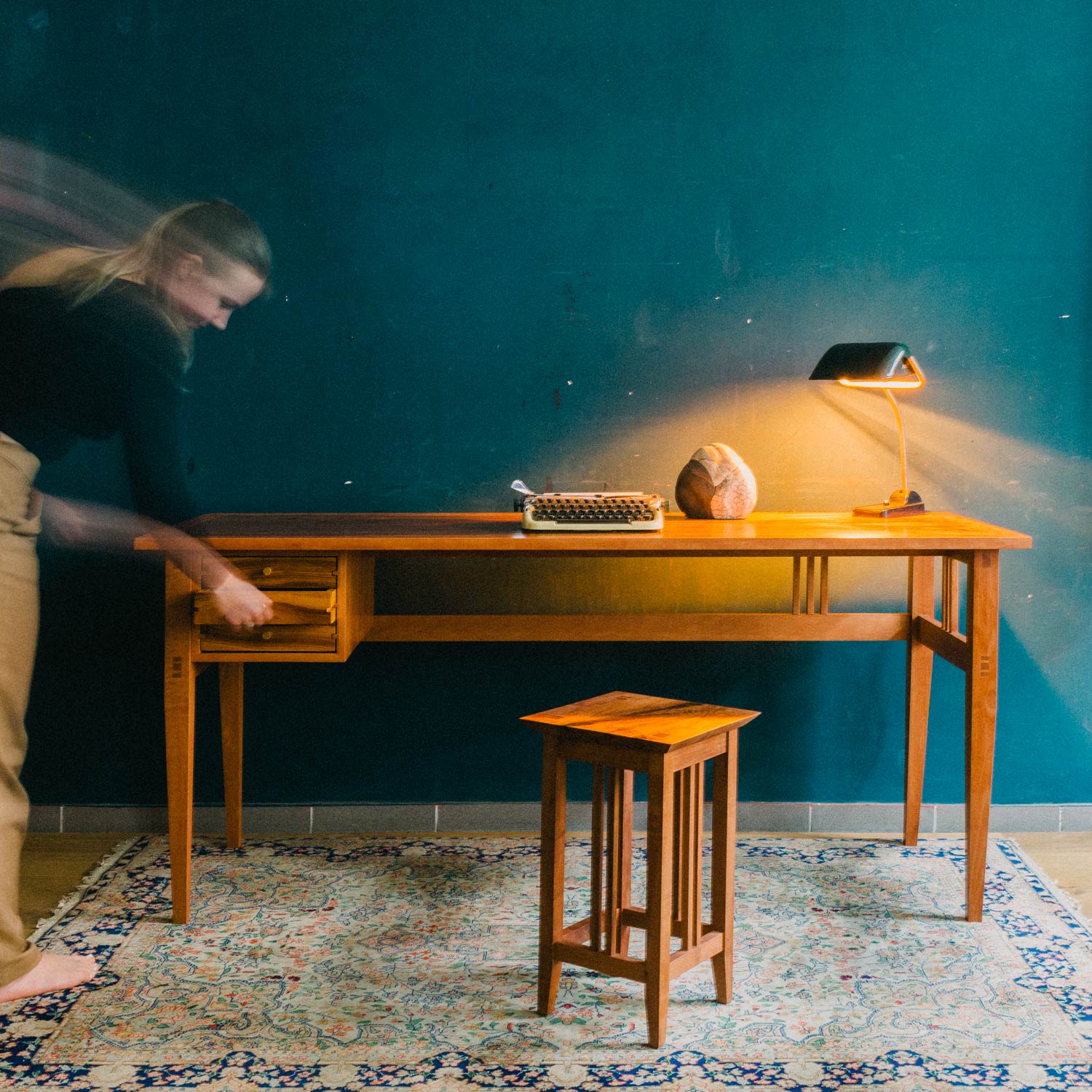 Frontaler Actionshot des Schreibtisches "Streuobstwiese"