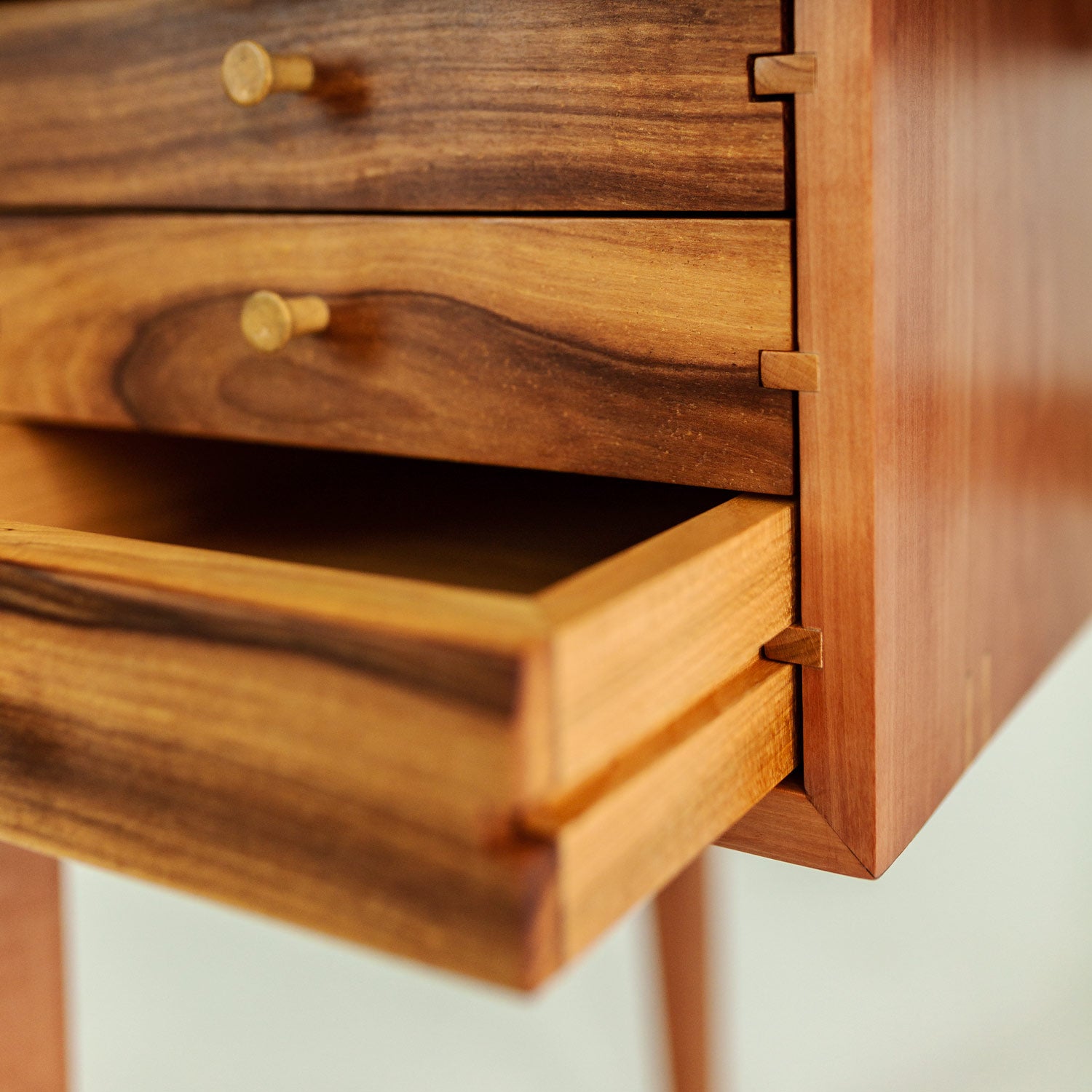 Detailaufnahme der Schreibtischschublade, gefertigt aus Zitronen- Apfel- und Kirschholz