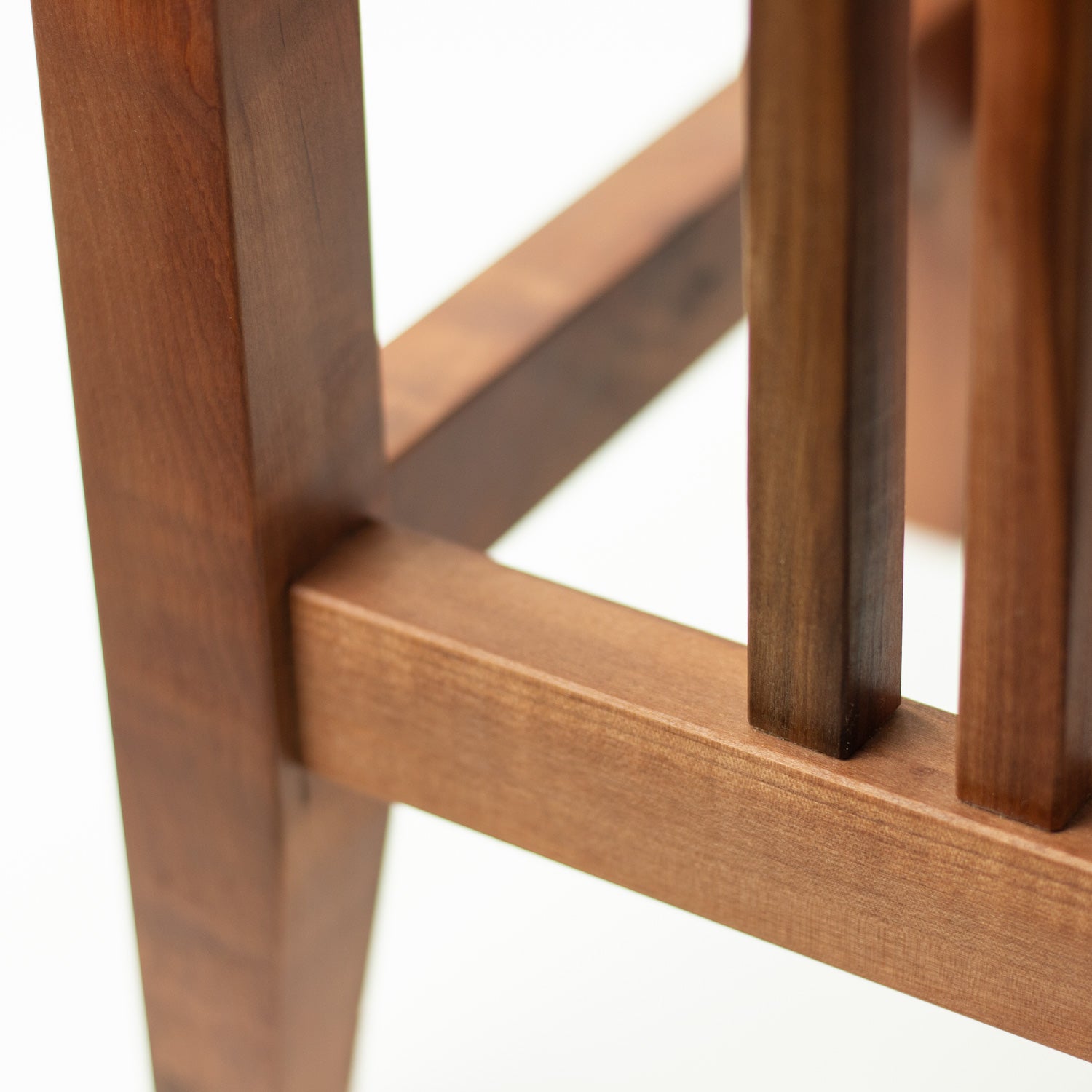 Sitz aus edler und seltener Elsbeere . Regionales Holz , handgemacht aus Leipzig . Nur Naturbehandelt, reines Holz ohne Zusätze.