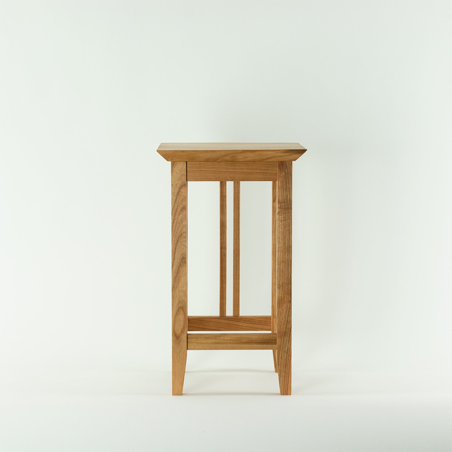 Handgefertigter Hocker aus regionaler Kirsche