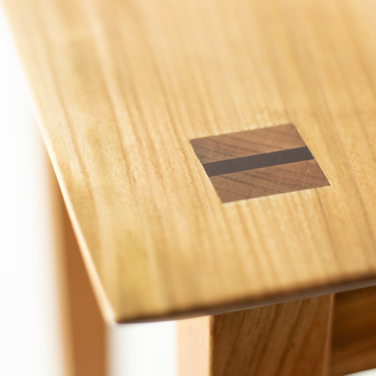 Naturbelassener Holzhocker aus edler Kirsche . Regionale Holzwerkstatt, Design Produkt aus Leipzig, Holz Design modern