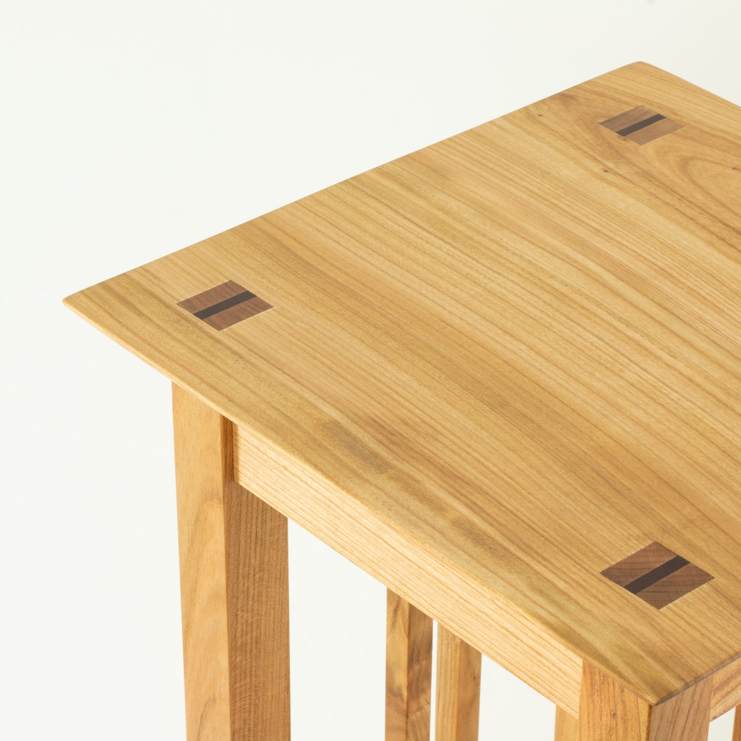 Hocker aus Holz . Lokales Kirsch Holz handgefertigt in Manufaktur aus Leipzig