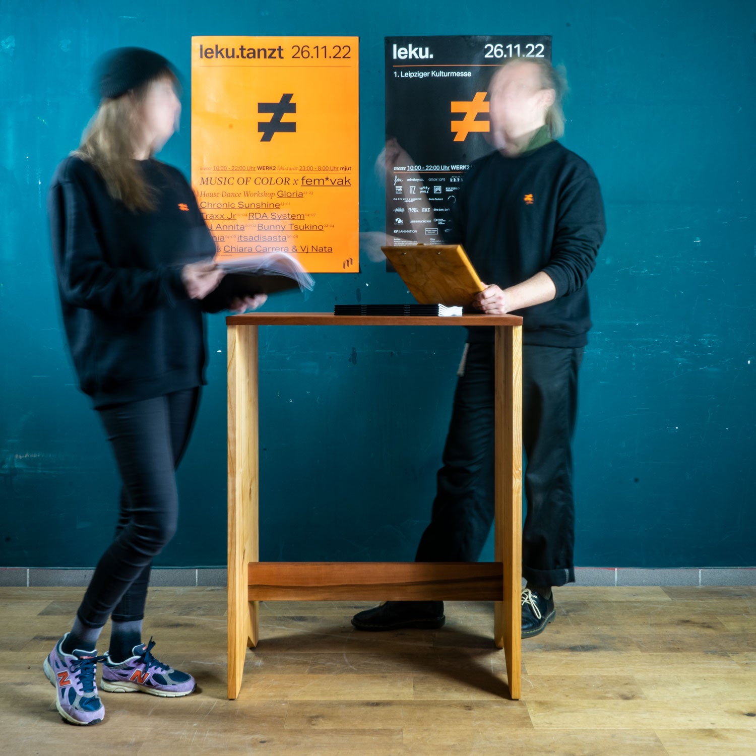 Das Stehpult aus einheimischem Holz ist nicht nur langlebig, sondern auch ein nachhaltiges und umweltfreundliches Möbelstück, das in sorgfältiger Handarbeit gefertigt wurde und für seine Leichtigkeit und Modernität bekannt ist.