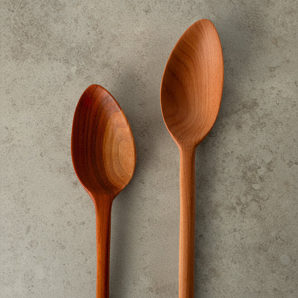 Langer Asymmetrischer Holz Löffel aus Elsbeere, handgefertigt aus nachhaltigen Hölzern, ressourcenschonend produziert, liegend, Vergleich Rechtshänder und Linkshänder Variante.