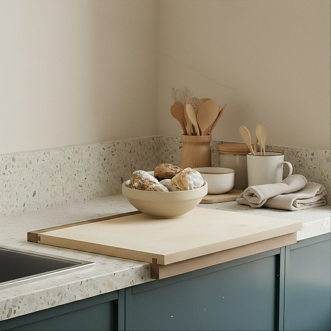 Backbrett Ahorn mit Walnuss Anschlag fürs Backen, Kochen und Schneiden in der Küche 