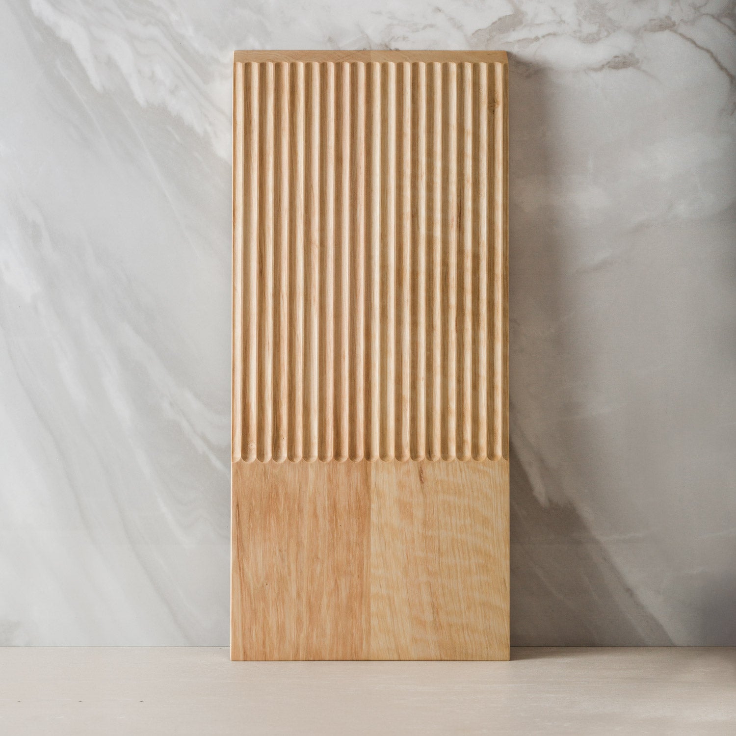 Brotschneidebrett aus massiver Weißbuche mit praktischen Rillen für die Brotkrumen, mit natürlichem Leinöl Finish 44,5 x 20 cm