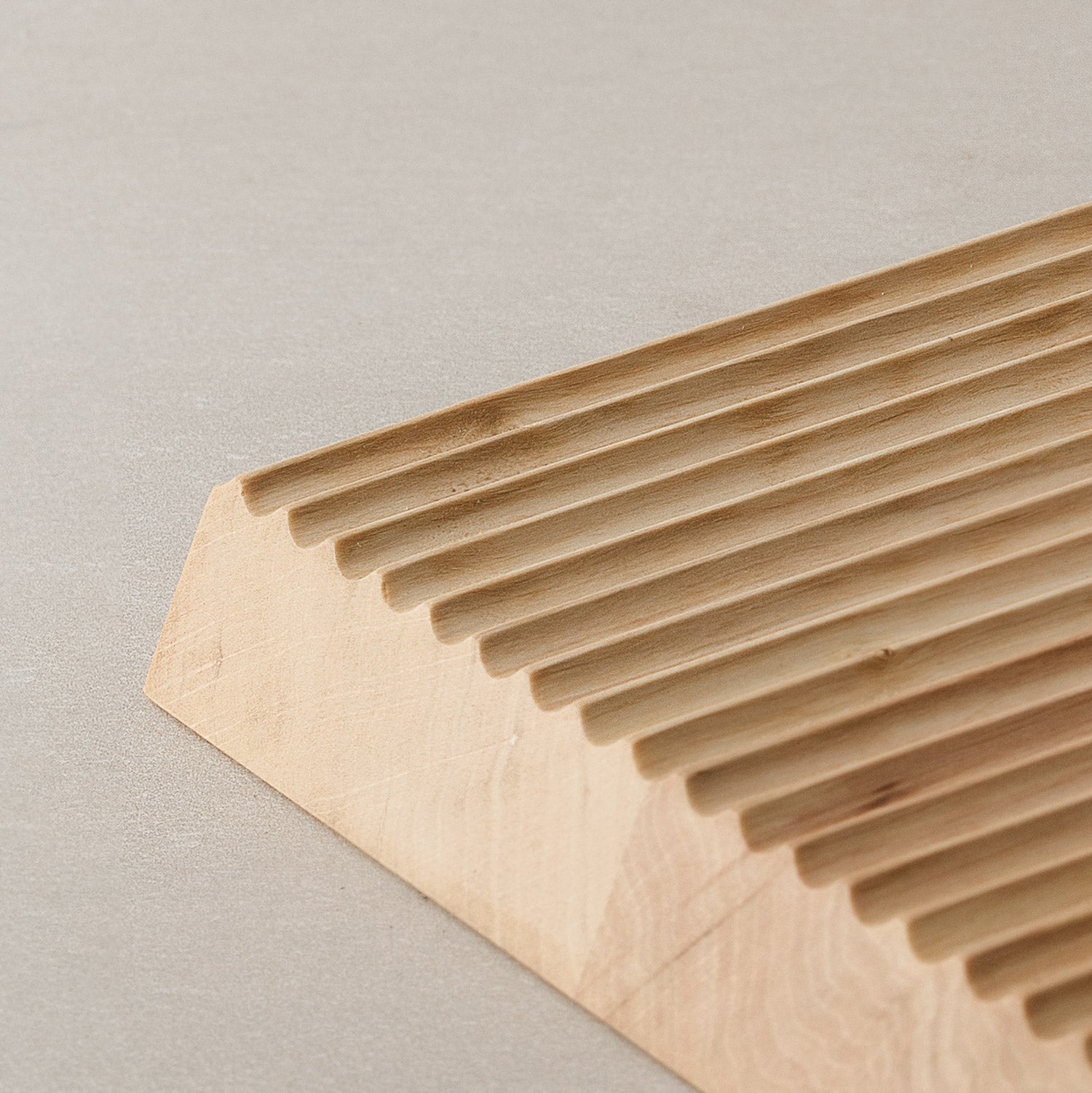 Brotschneidebrett aus massiver Weißbuche mit praktischen Rillen für die Brotkrumen, mit natürlichem Leinöl Finish 44,5 x 20 cm