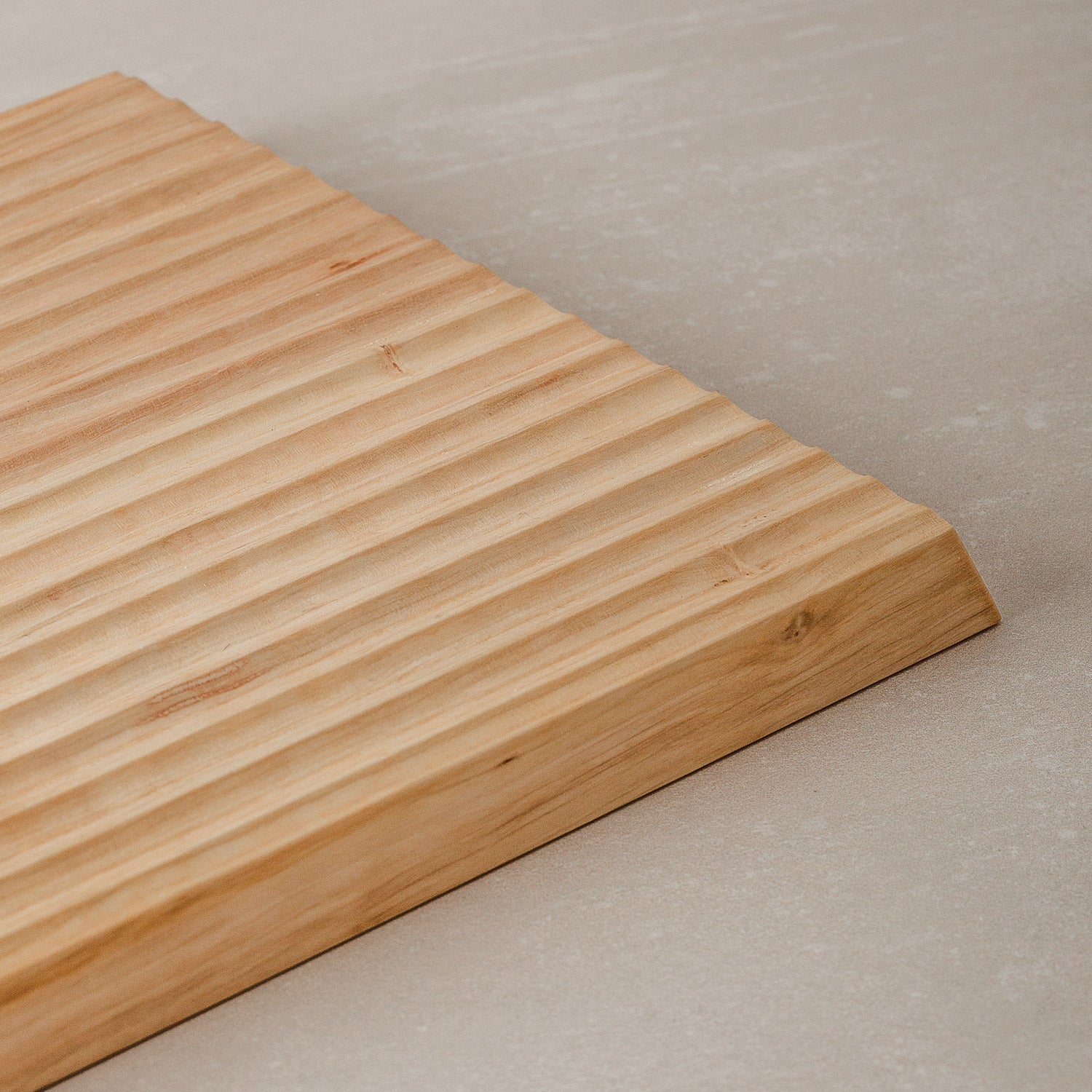 Brotschneidebrett aus massiver Weißbuche mit praktischen Rillen für die Brotkrumen, mit natürlichem Leinöl Finish 44,5 x 20 cm
