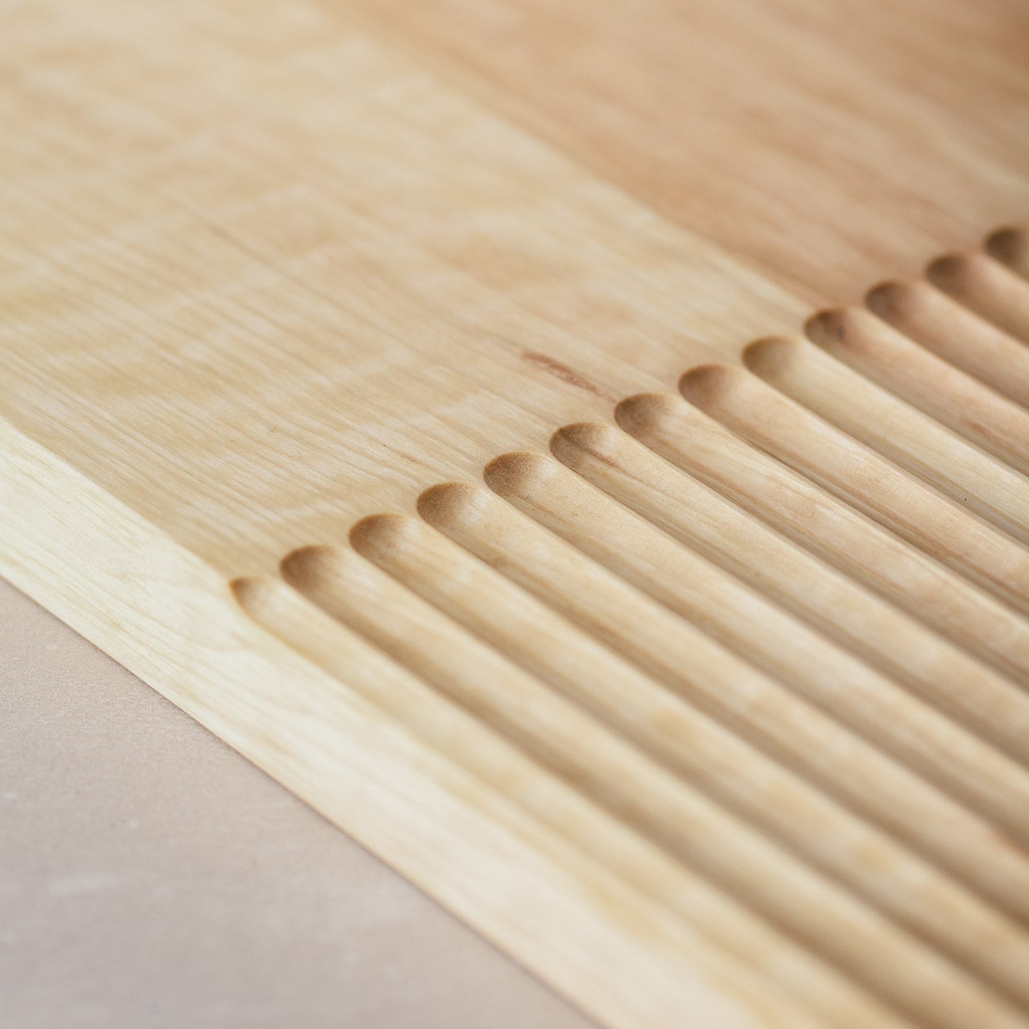 Brotschneidebrett aus massiver Weißbuche mit praktischen Rillen für die Brotkrumen, mit natürlichem Leinöl Finish 44,5 x 20 cm