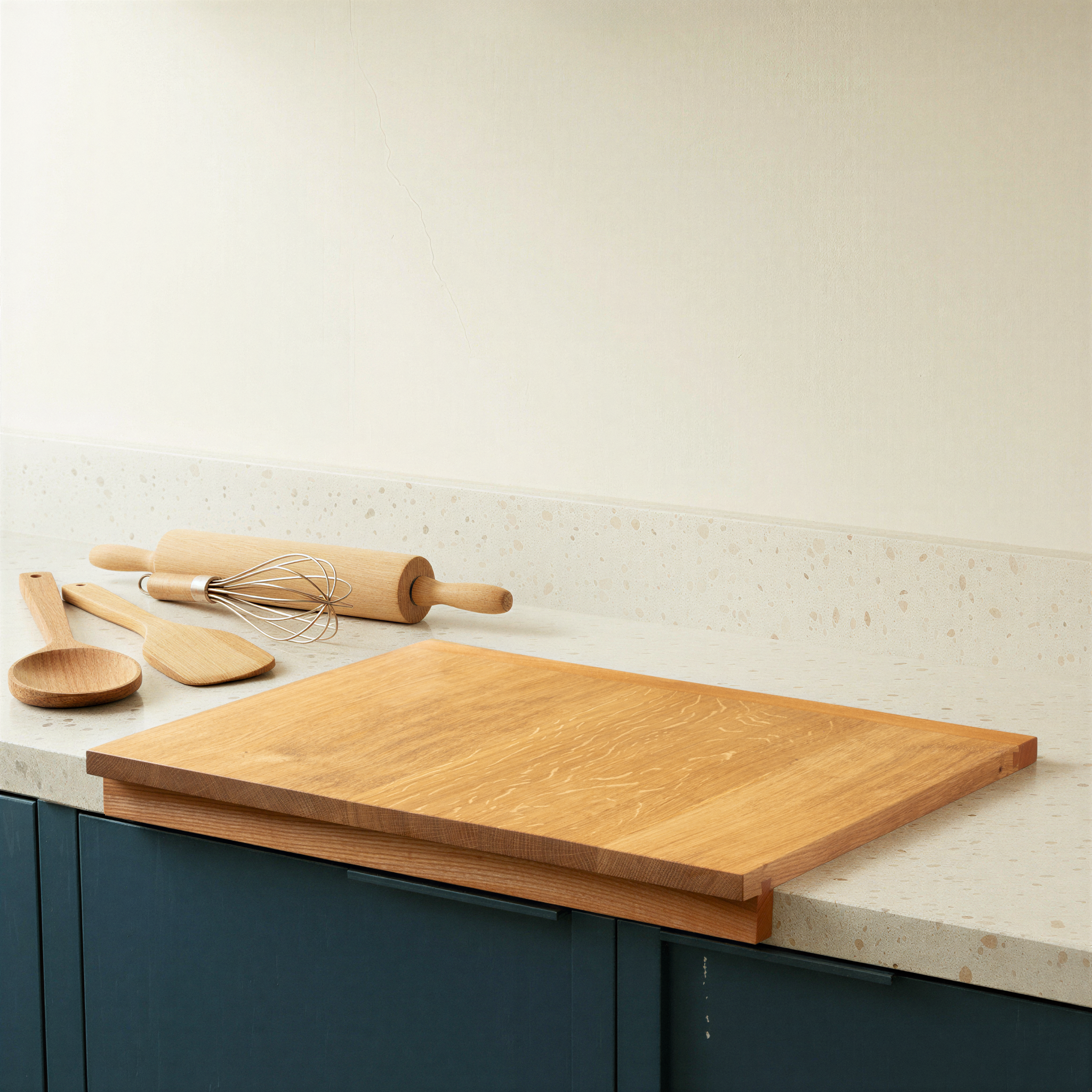 Backbrett mit doppeltem Anschlag aus Eiche und Rüster/Ulme mit traditioneller Gratverbindung  und natürlichem Leinölfinish 55 x 45 cm