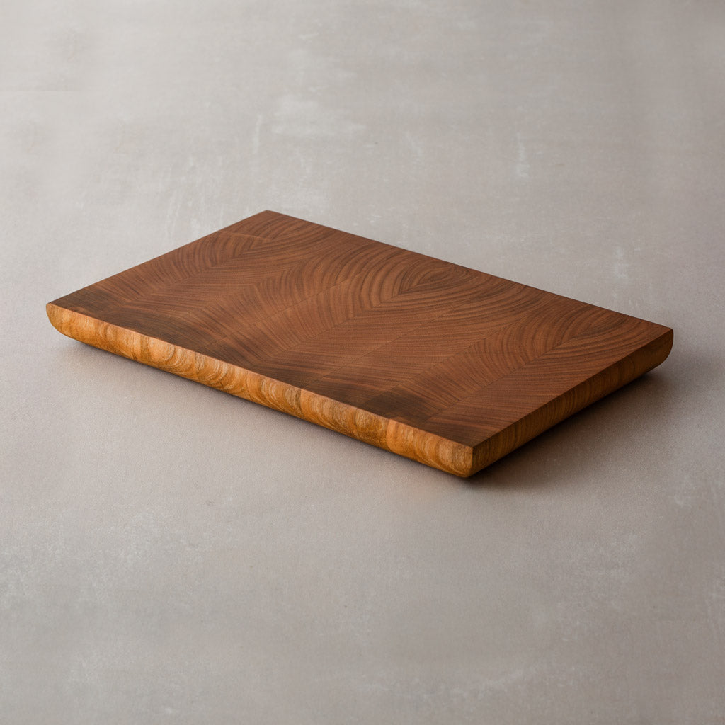 Mittleres Hirnholz Schneidebrett aus Kirsche, abgerundete Kante, Handgefertigt, mit Leinöl-Finish, 35 x 22 x 3