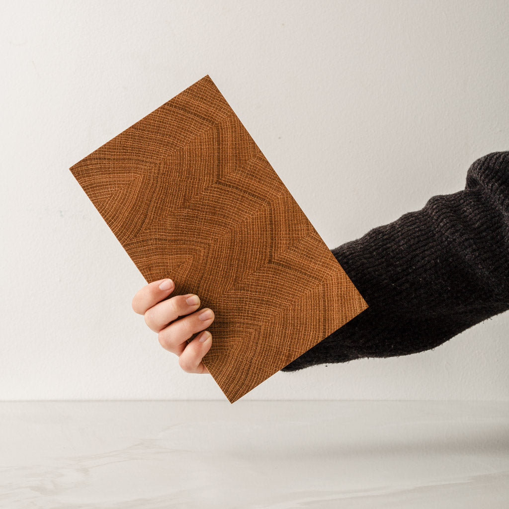 Kleines Hirnholz Schneidebrett / Frühstücksbrett aus Eichenholz mit abgerundete Kante, Handgefertigt, mit Leinöl-Finish, 25 x 15 x 2,5 cm