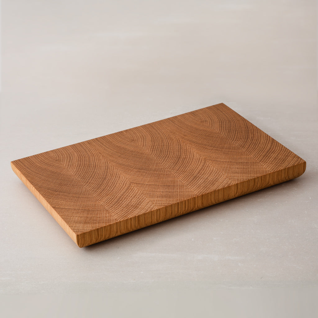 Mittleres Hirnholz Schneidebrett aus Eiche, abgerundete Kante, Handgefertigt, mit Leinöl-Finish, 35 x 22 x 3
