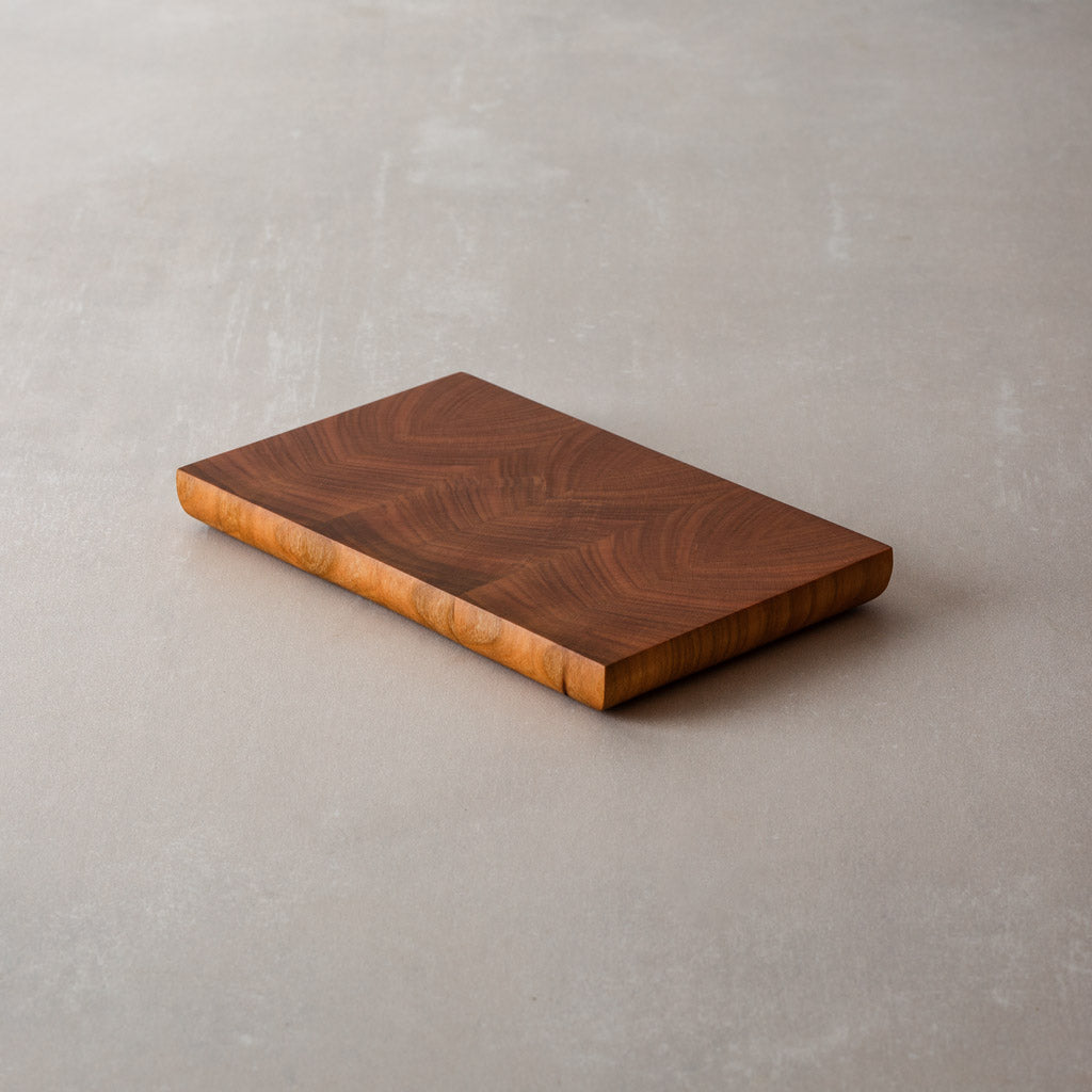 Kleines Hirnholz Schneidebrett / Frühstücksbrett aus Kirsche mit abgerundete Kante, Handgefertigt, mit Leinöl-Finish, 25 x 15 x 2,5 cm