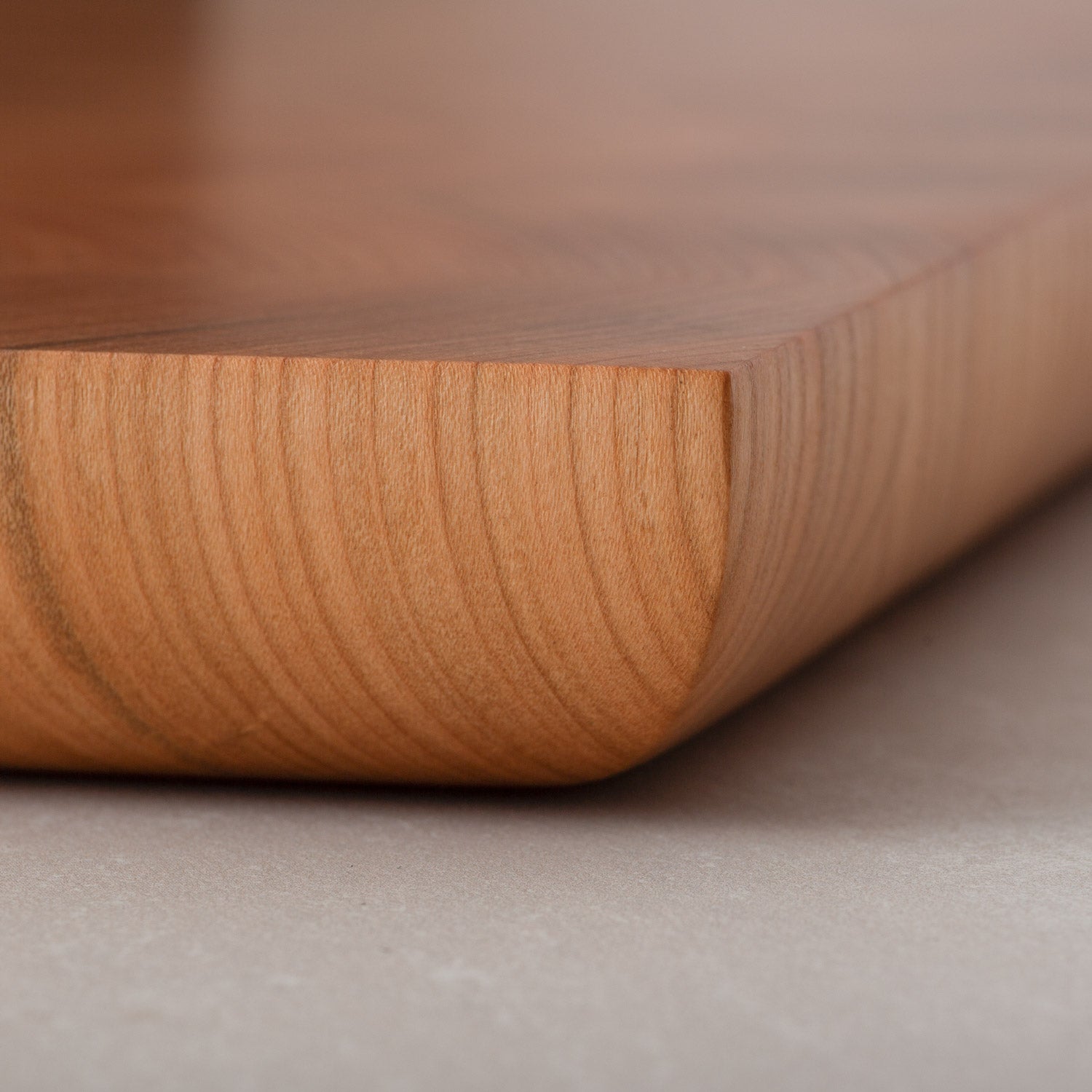 Mittleres Hirnholz Schneidebrett aus Kirsche, abgerundete Kante, Handgefertigt, mit Leinöl-Finish, 35 x 22 x 3