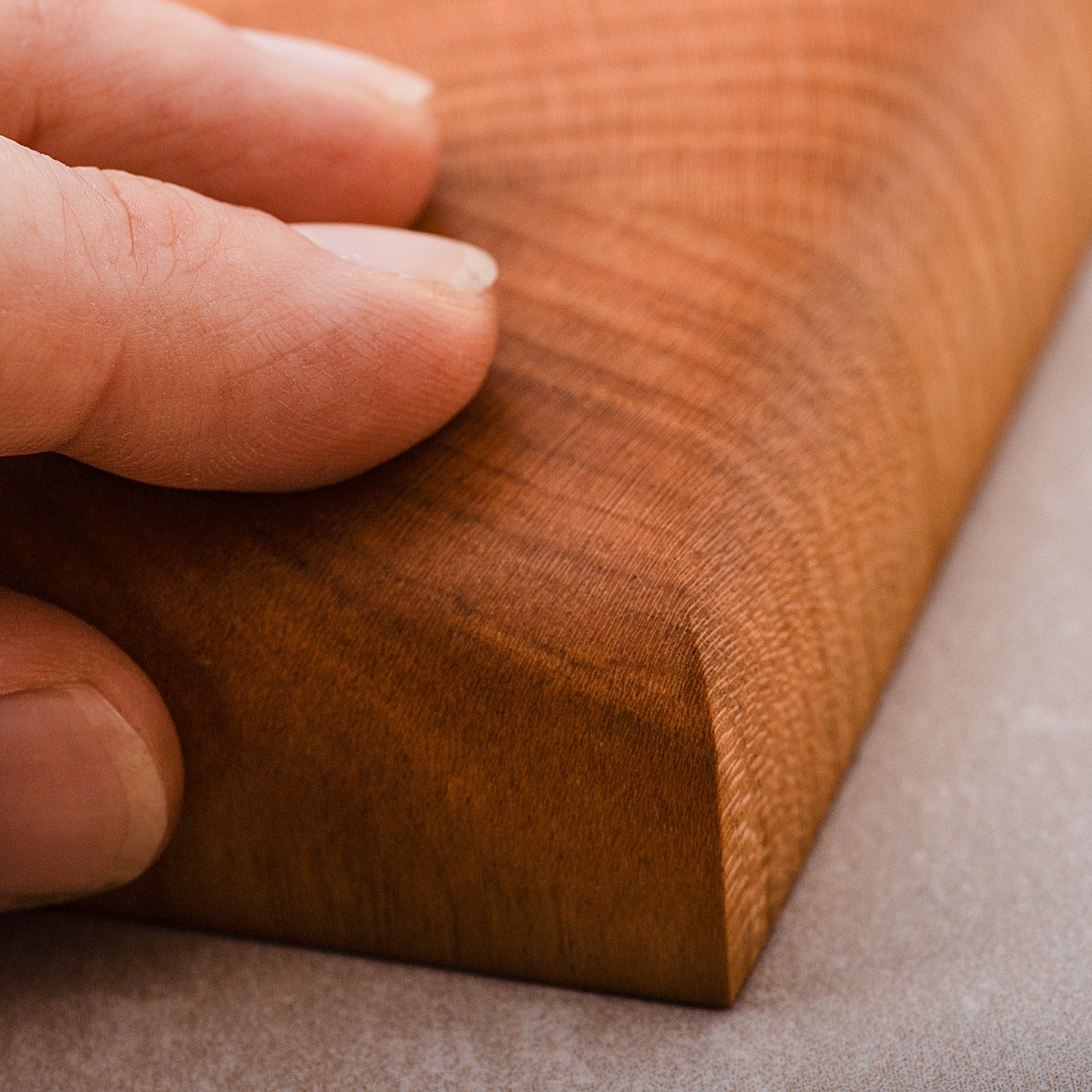 Großes Hirnholz Schneidebrett aus massivem Kirschholz mit Leinöl-Finish, Handgefertigt, 45 x 28 x 4 cm