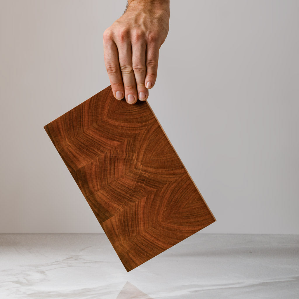 Kleines Hirnholz Schneidebrett / Frühstücksbrett aus Kirsche mit abgerundete Kante, Handgefertigt, mit Leinöl-Finish, 25 x 15 x 2,5 cm