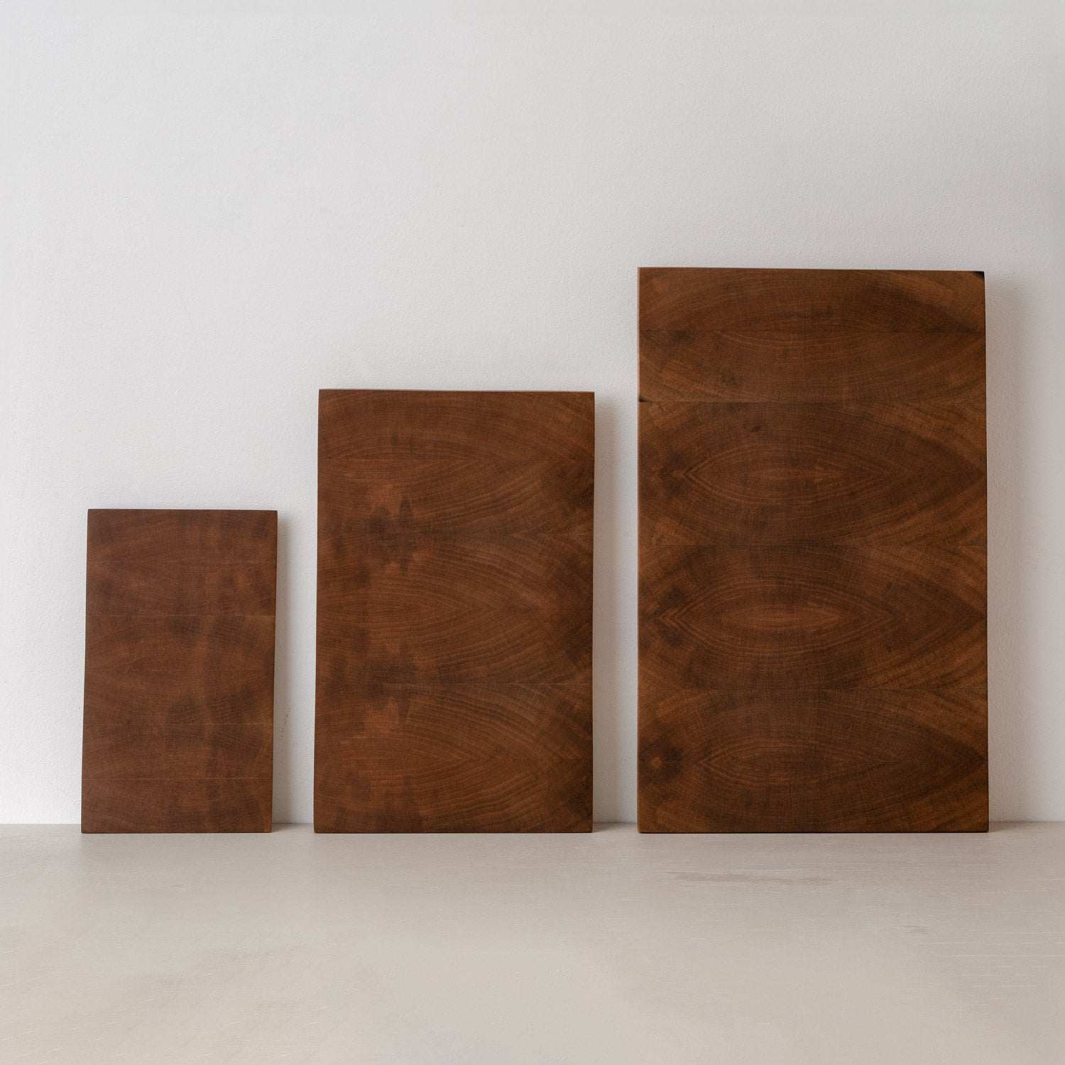 Kleines Hirnholz Schneidebrett / Frühstücksbrett aus Nussbaumholz mit abgerundete Kante, Handgefertigt, mit Leinöl-Finish, 25 x 15 x 2,5 cm