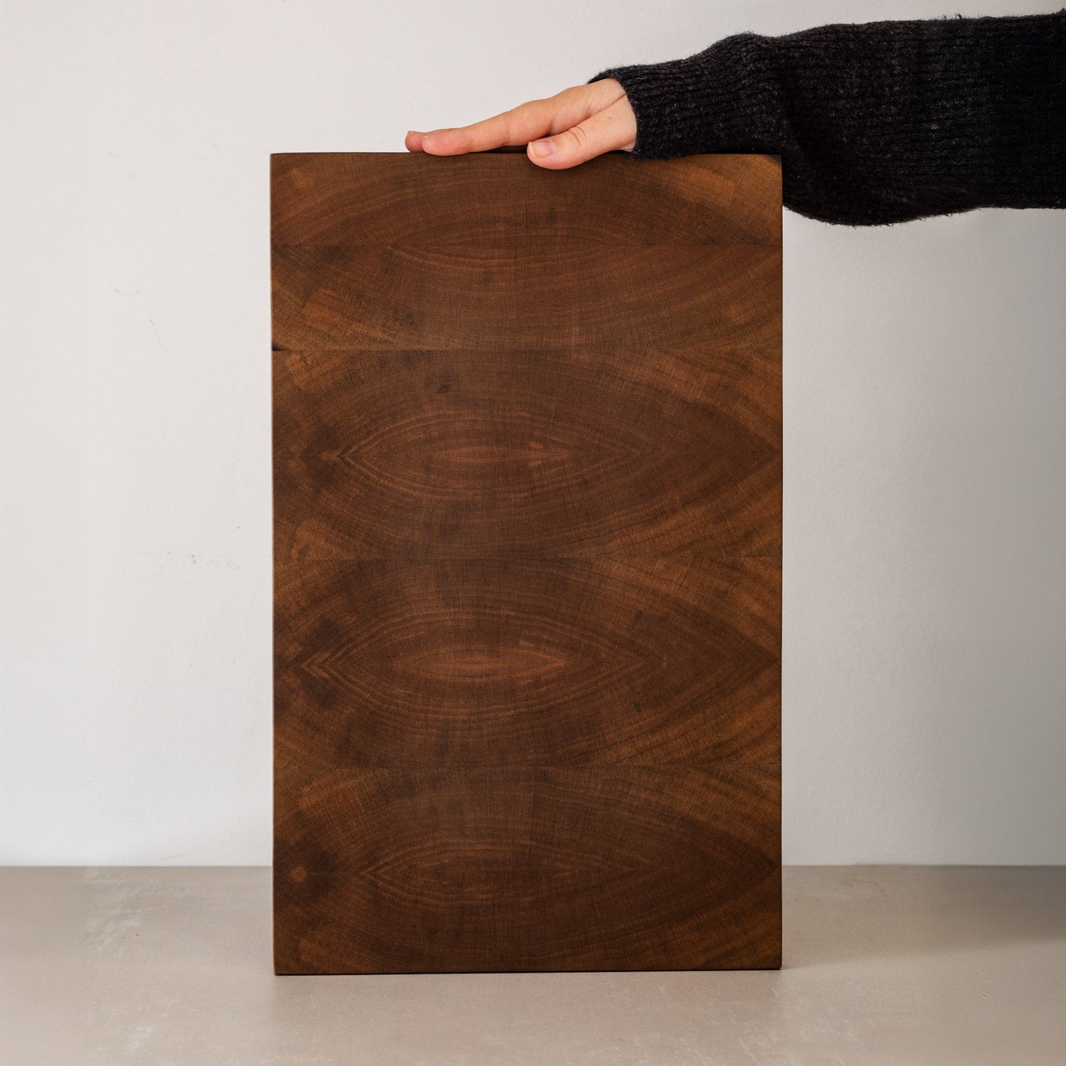 Großes Hirnholz Schneidebrett aus Nussbaumholz, abgerundete Kante, Handgefertigt, mit Leinöl-Finish, 45 x 28 x 4 cm