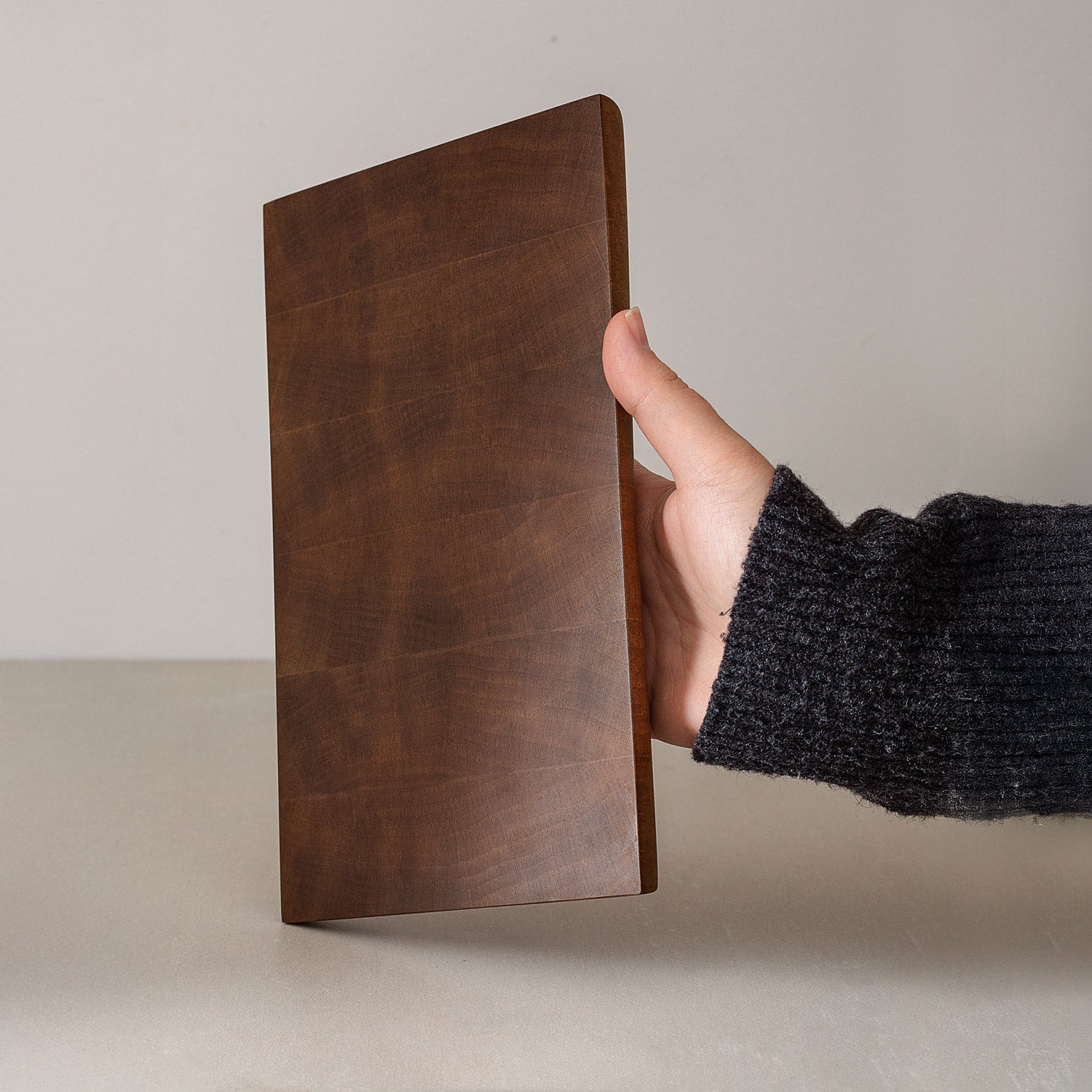 Kleines Hirnholz Schneidebrett / Frühstücksbrett aus Nussbaumholz mit abgerundete Kante, Handgefertigt, mit Leinöl-Finish, 25 x 15 x 2,5 cm