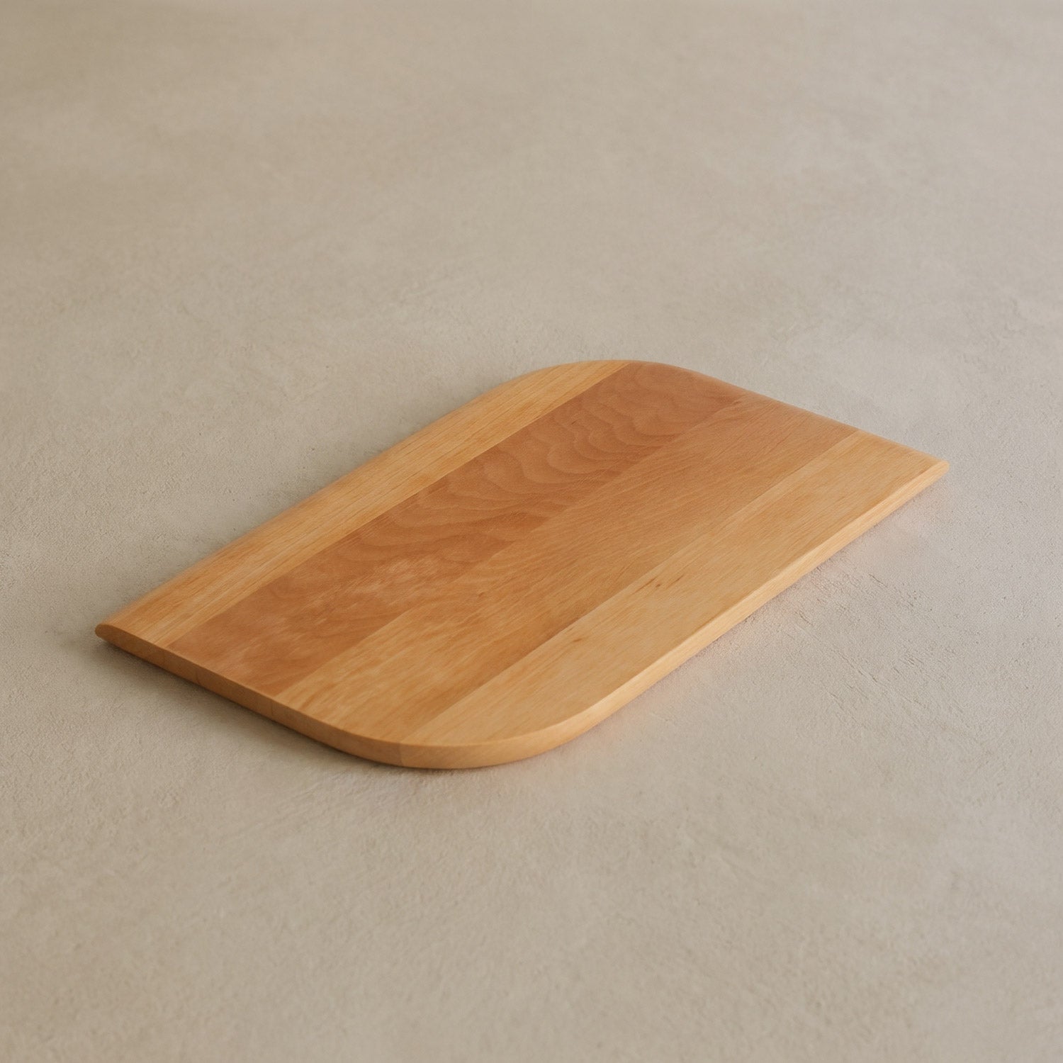 Schneidebrett aus einem Stück Holz Klein Talino Erle auf beigem Steinboden 02