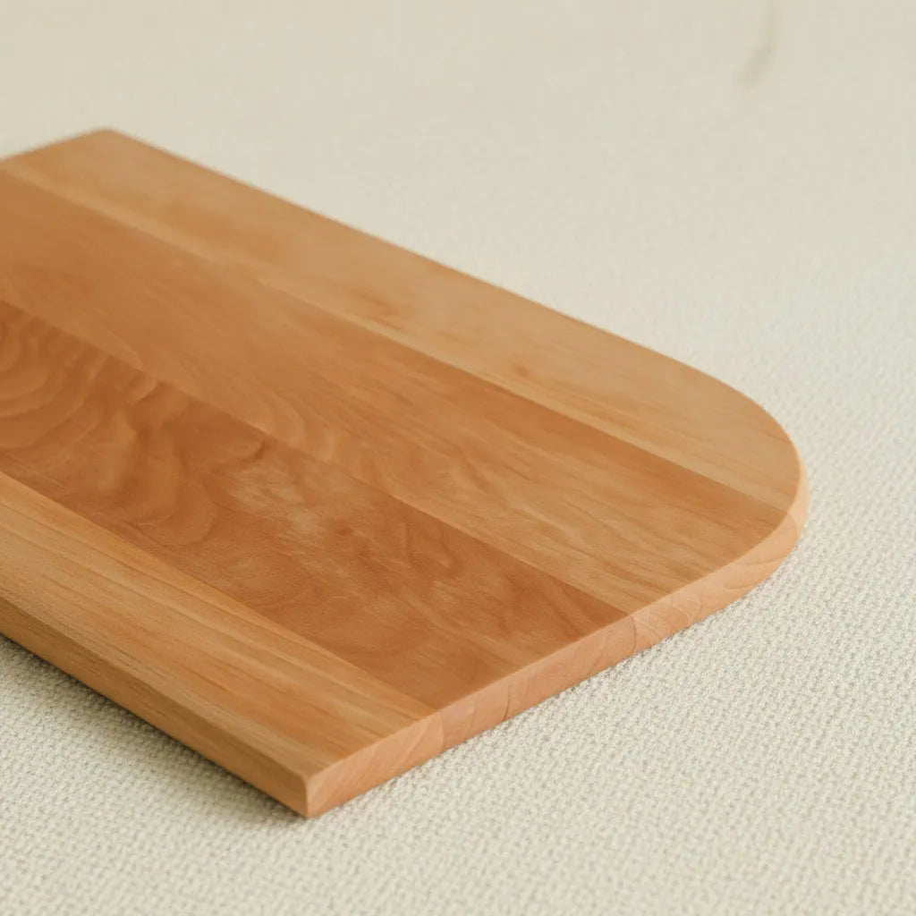 Schneidebrett aus einem Stück Holz Klein Talino Erle auf beigem Steinboden 03