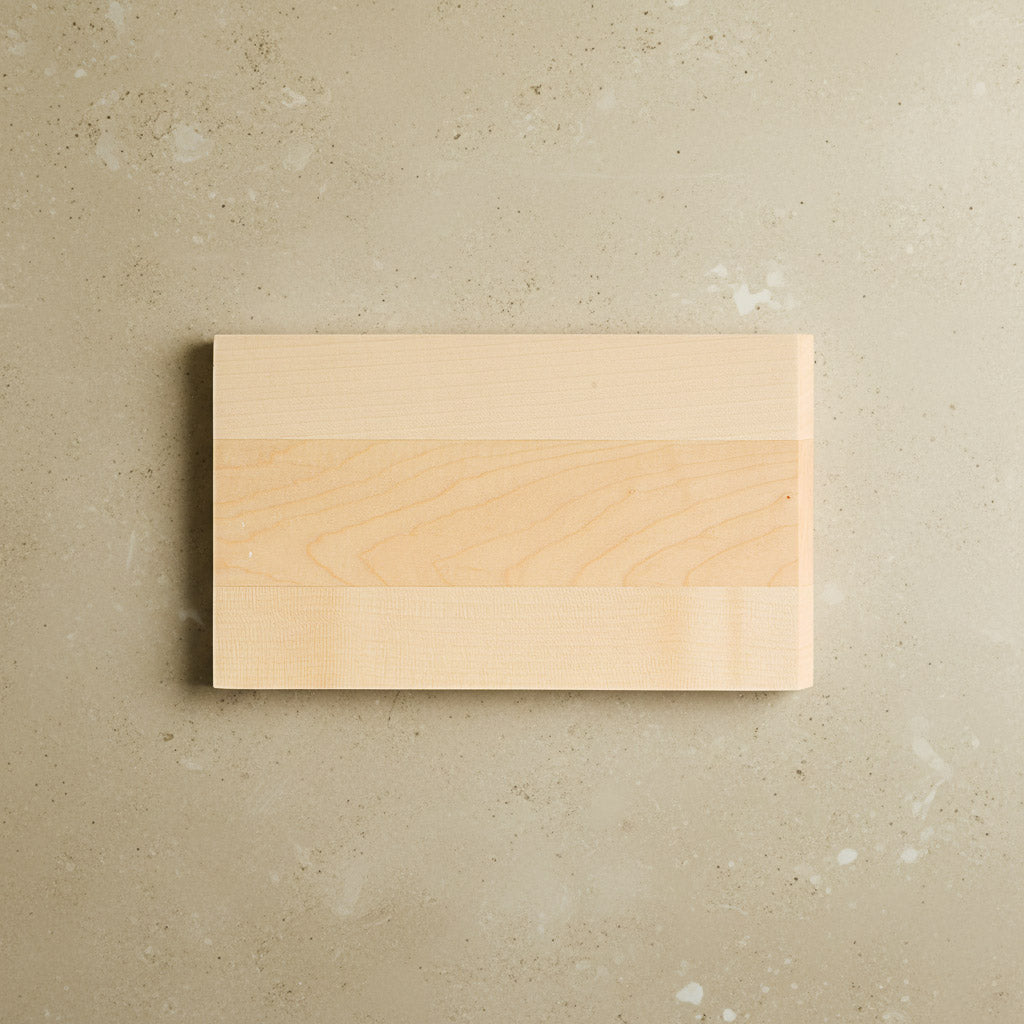 Kleines Massivholz Schneidebrett Ahorn Alba auf beigem Steinboden 04