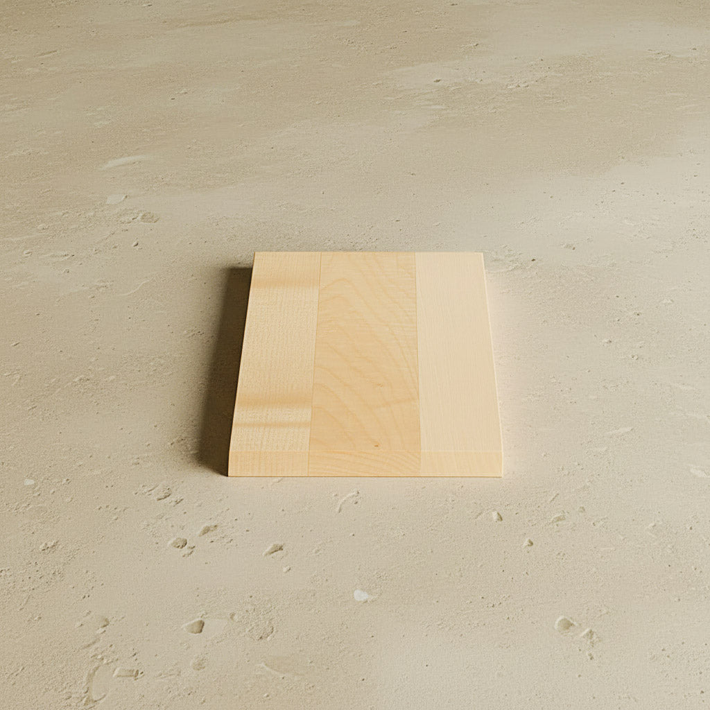 Kleines Massivholz Schneidebrett Ahorn Alba auf beigem Steinboden 03