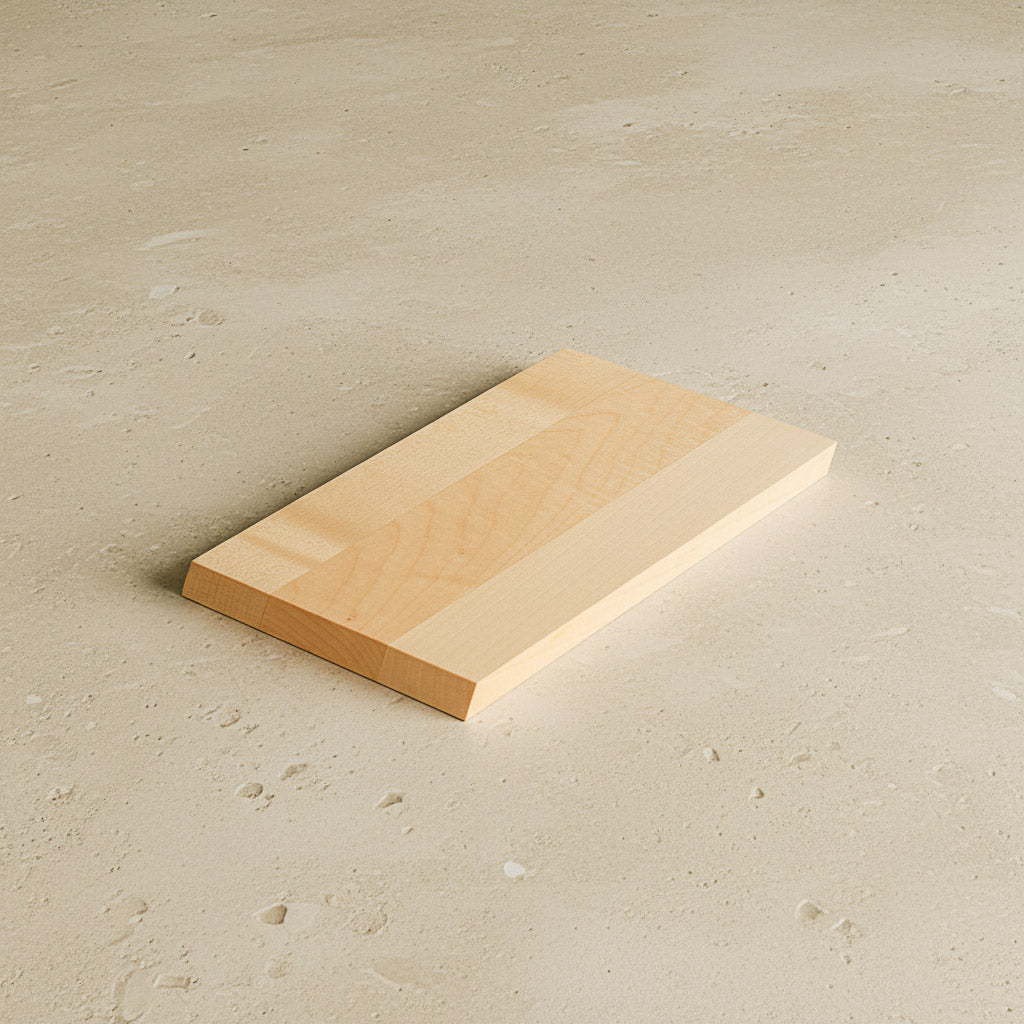 Kleines Massivholz Schneidebrett Ahorn Alba auf beigem Steinboden 02