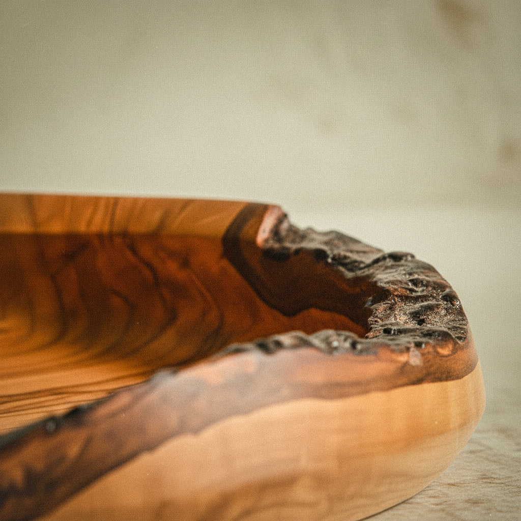 Hochwertige Holzschale aus Kirschholz mit Naturrand, besondere Maserung