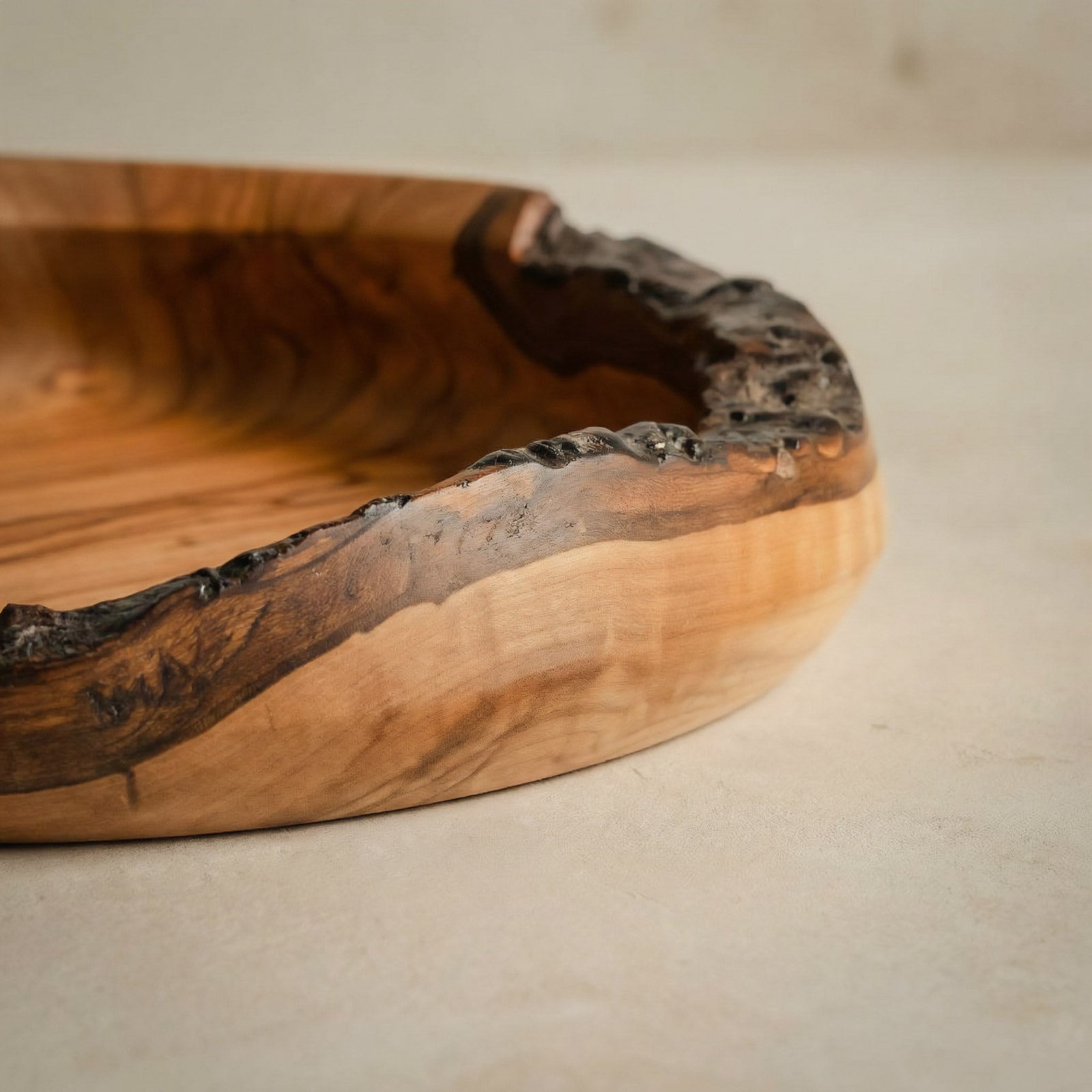 Hochwertige Holzschale aus Kirschholz mit Naturrand, besondere Maserung