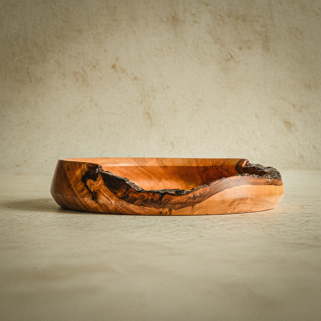 Hochwertige Holzschale aus Kirschholz mit Naturrand, besondere Maserung