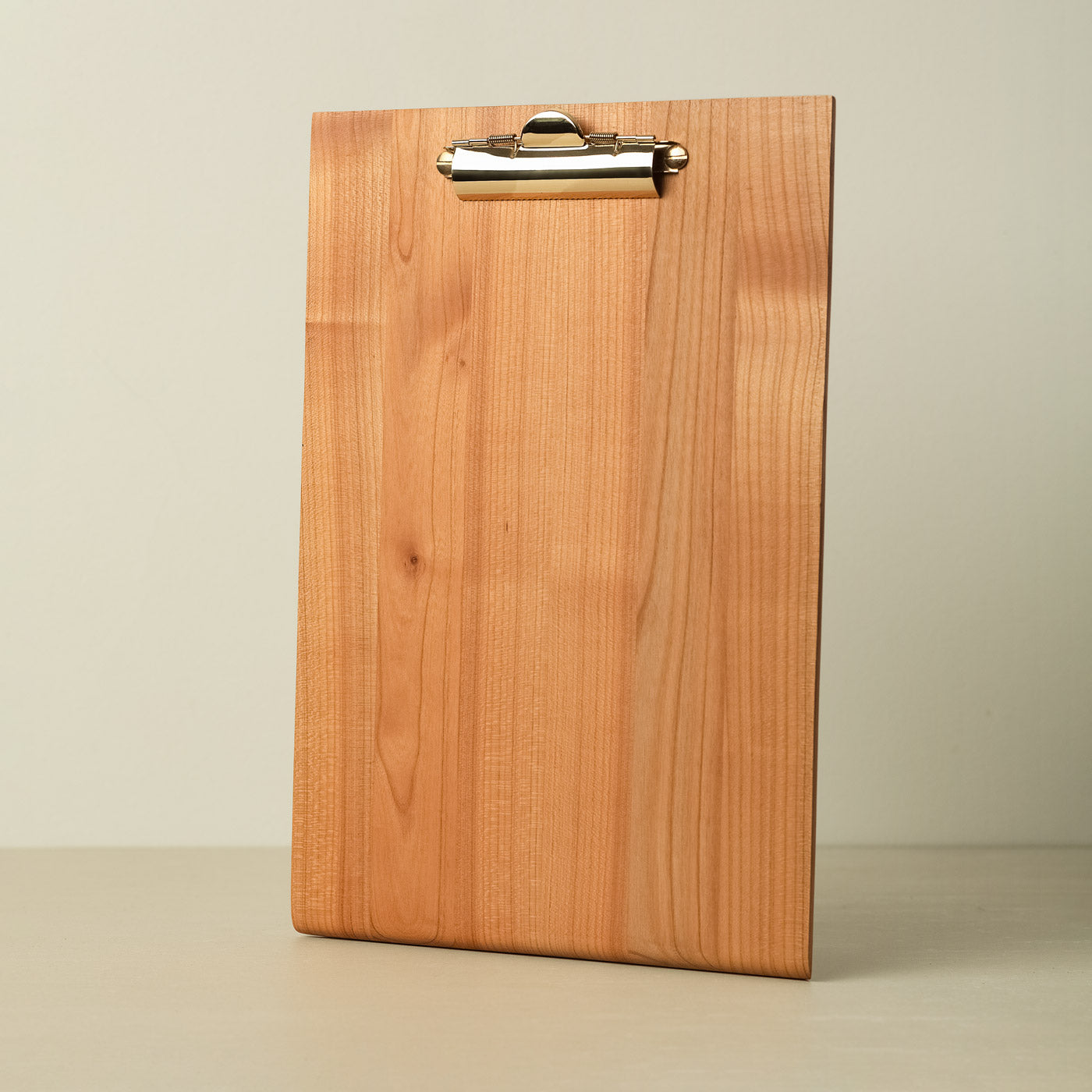 Klemmbrett A4 Holz aus Kirsche - Massivholz Schreibbrett Din A4 mit Messing Klemmbrett Klammer der Tischlerei mimikry in Leipzig, Frontalansicht leicht perspektivisch