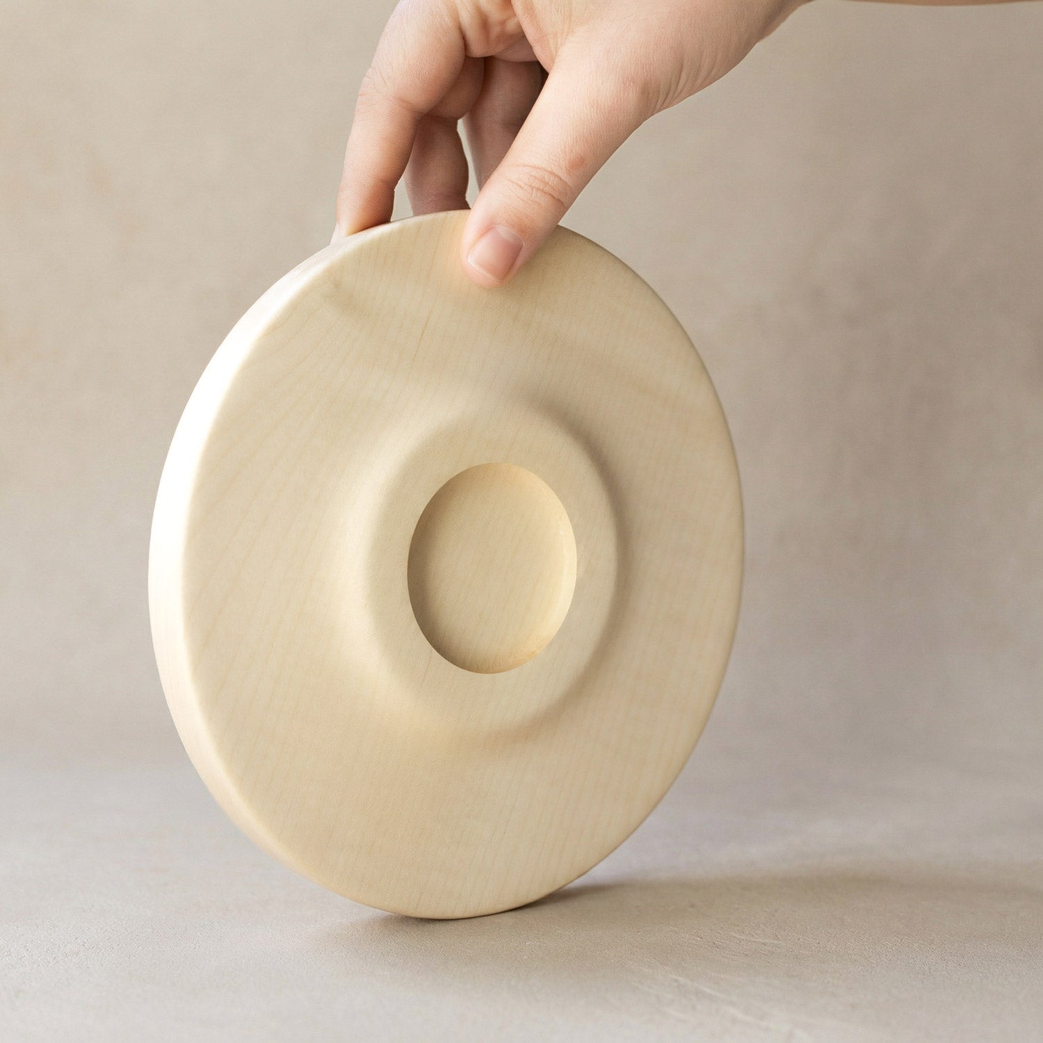 Holzschale aus Ahorn als elegante Ergänzung zur modernen Wohnung, handgedrechselt aus Massivholz und  mit natürlichem Bienenwachs Finish ⌀ 20 x 2 cm