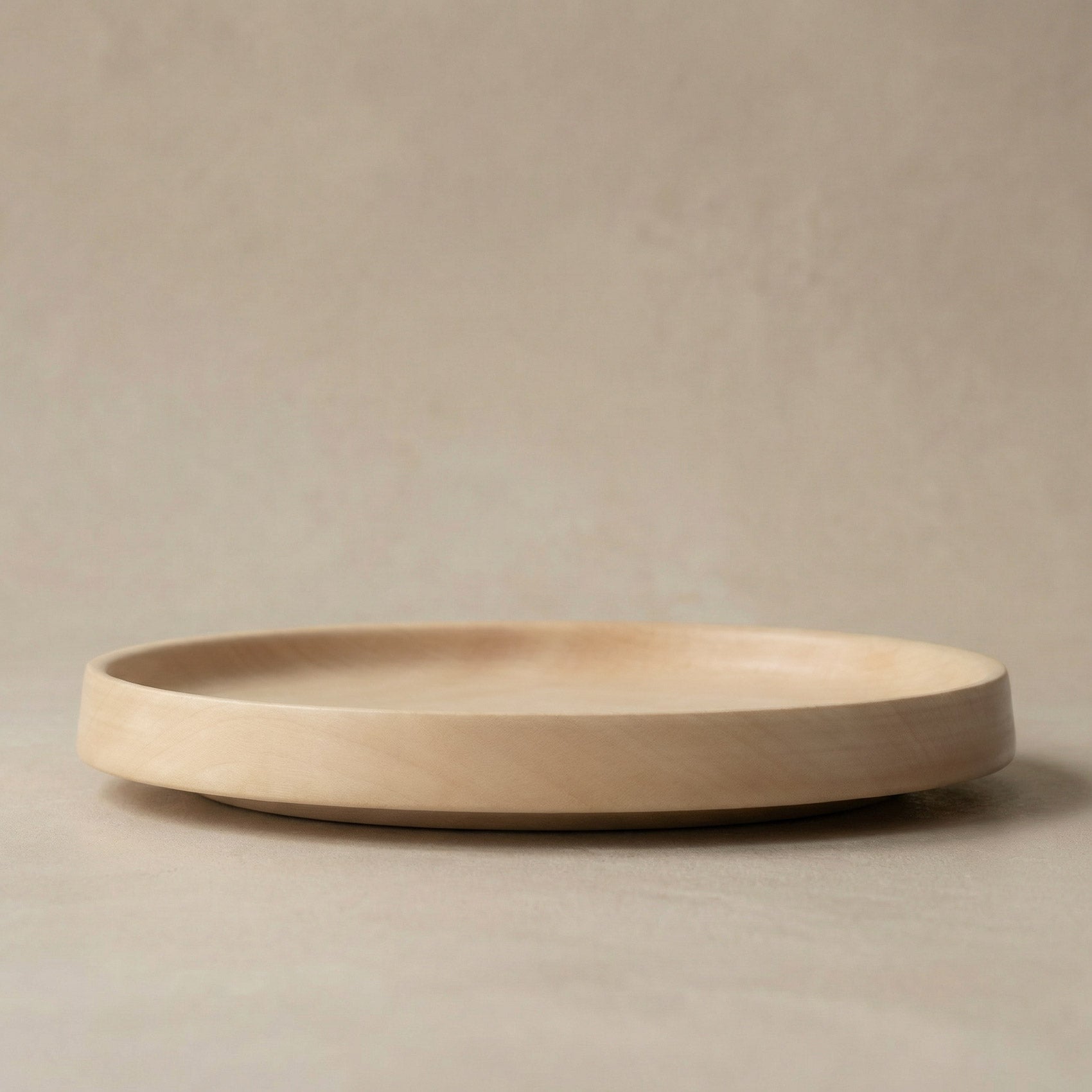 Holzschale aus Ahorn als elegante Ergänzung zur modernen Wohnung, handgedrechselt aus Massivholz und  mit natürlichem Bienenwachs Finish ⌀ 20 x 2 cm