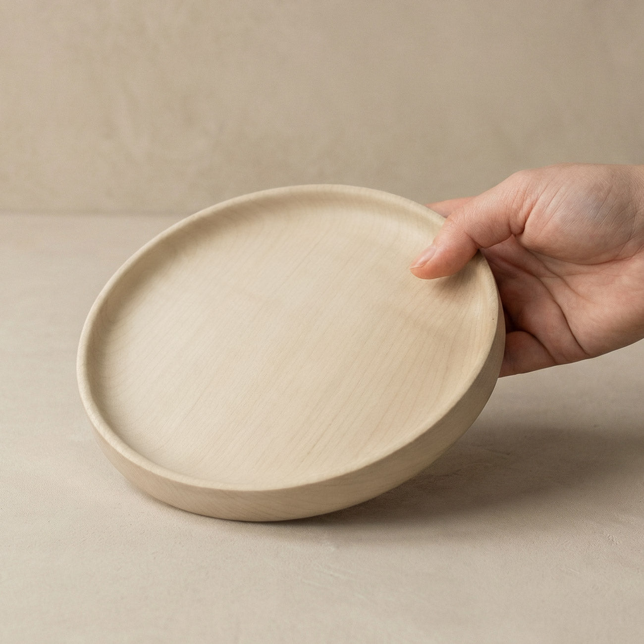 Holzschale aus Ahorn als elegante Ergänzung zur modernen Wohnung, handgedrechselt aus Massivholz und  mit natürlichem Bienenwachs Finish ⌀ 20 x 2 cm