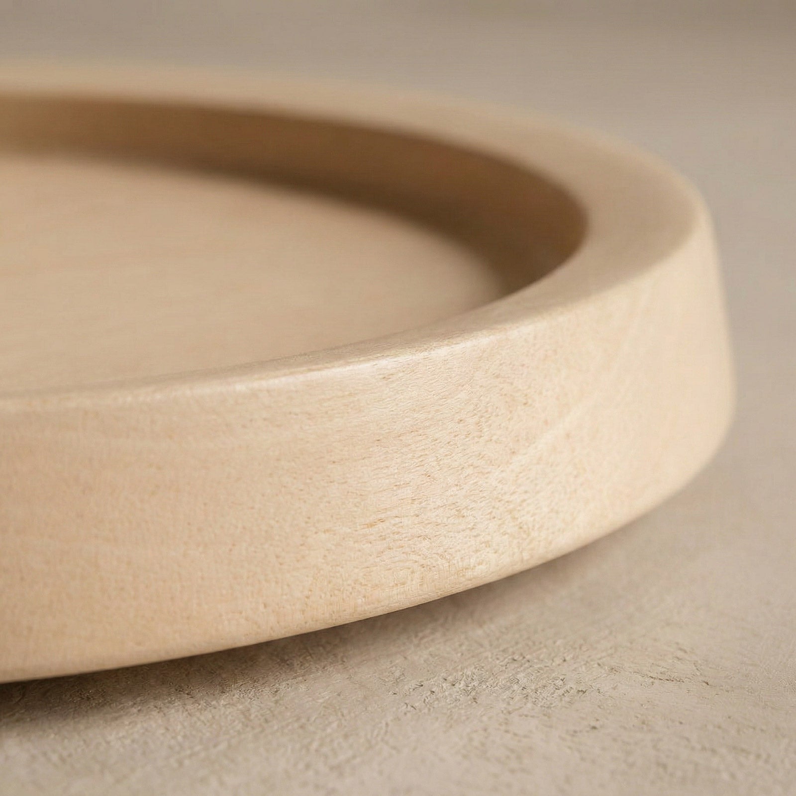 Holzschale aus Ahorn handgedrechselt, zur Aufbewahrung von kleinen Gegegnständen und Signature Piece auf dem Tisch, mit natürlichem Bienenwachs Finish ⌀ 31 x 4 cm