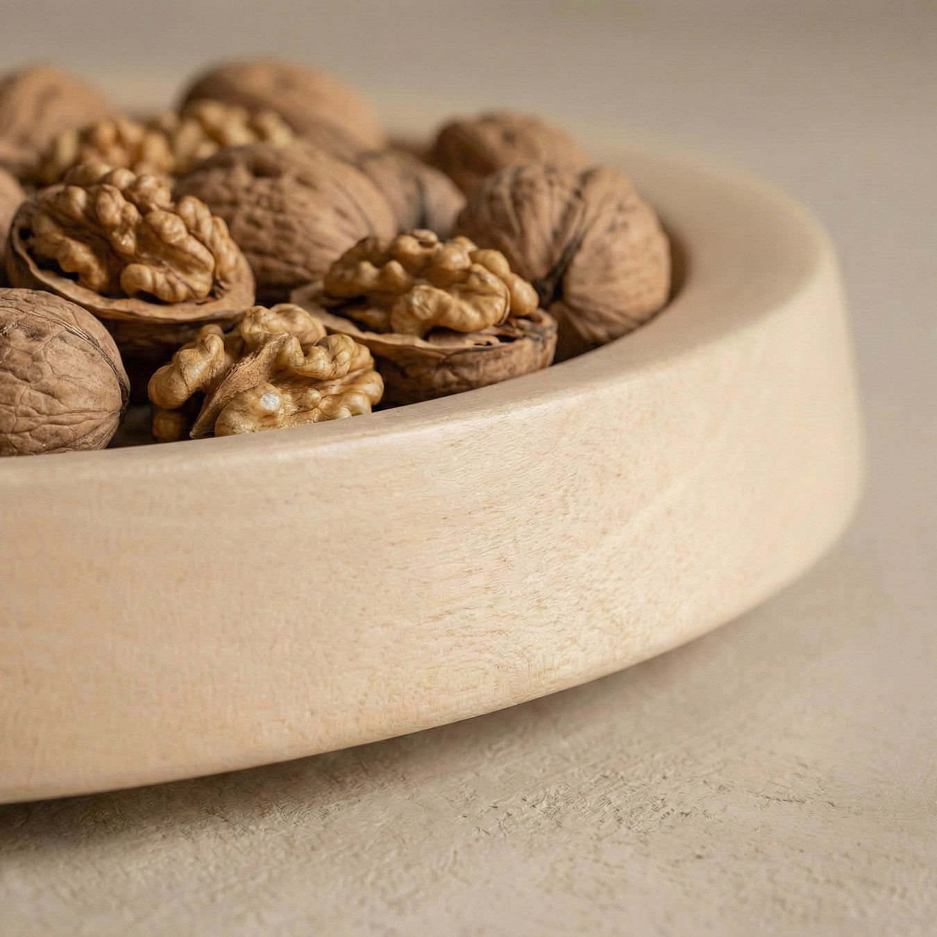 Holzschale aus Ahorn handgedrechselt, zur Aufbewahrung von kleinen Gegegnständen und Signature Piece auf dem Tisch, mit natürlichem Bienenwachs Finish ⌀ 31 x 4 cm