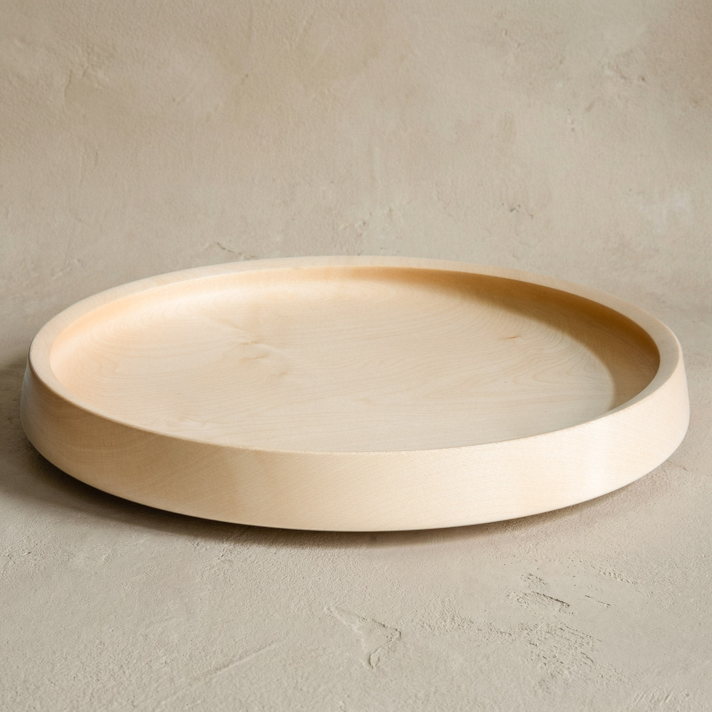 Holzschale aus Ahorn handgedrechselt, zur Aufbewahrung von kleinen Gegegnständen und Signature Piece auf dem Tisch, mit natürlichem Bienenwachs Finish ⌀ 31 x 4 cm