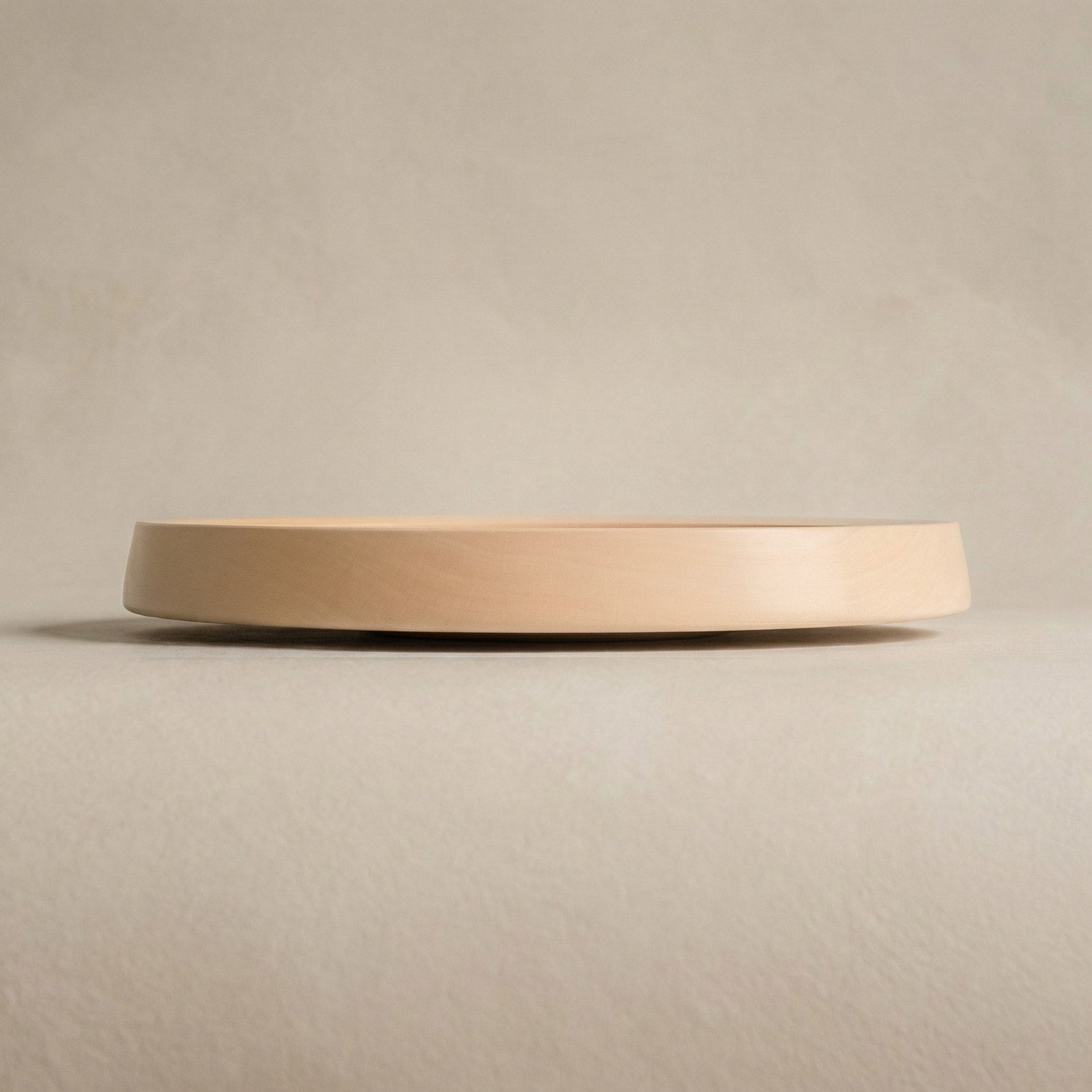 Holzschale aus Ahorn handgedrechselt, zur Aufbewahrung von kleinen Gegegnständen und Signature Piece auf dem Tisch, mit natürlichem Bienenwachs Finish ⌀ 31 x 4 cm